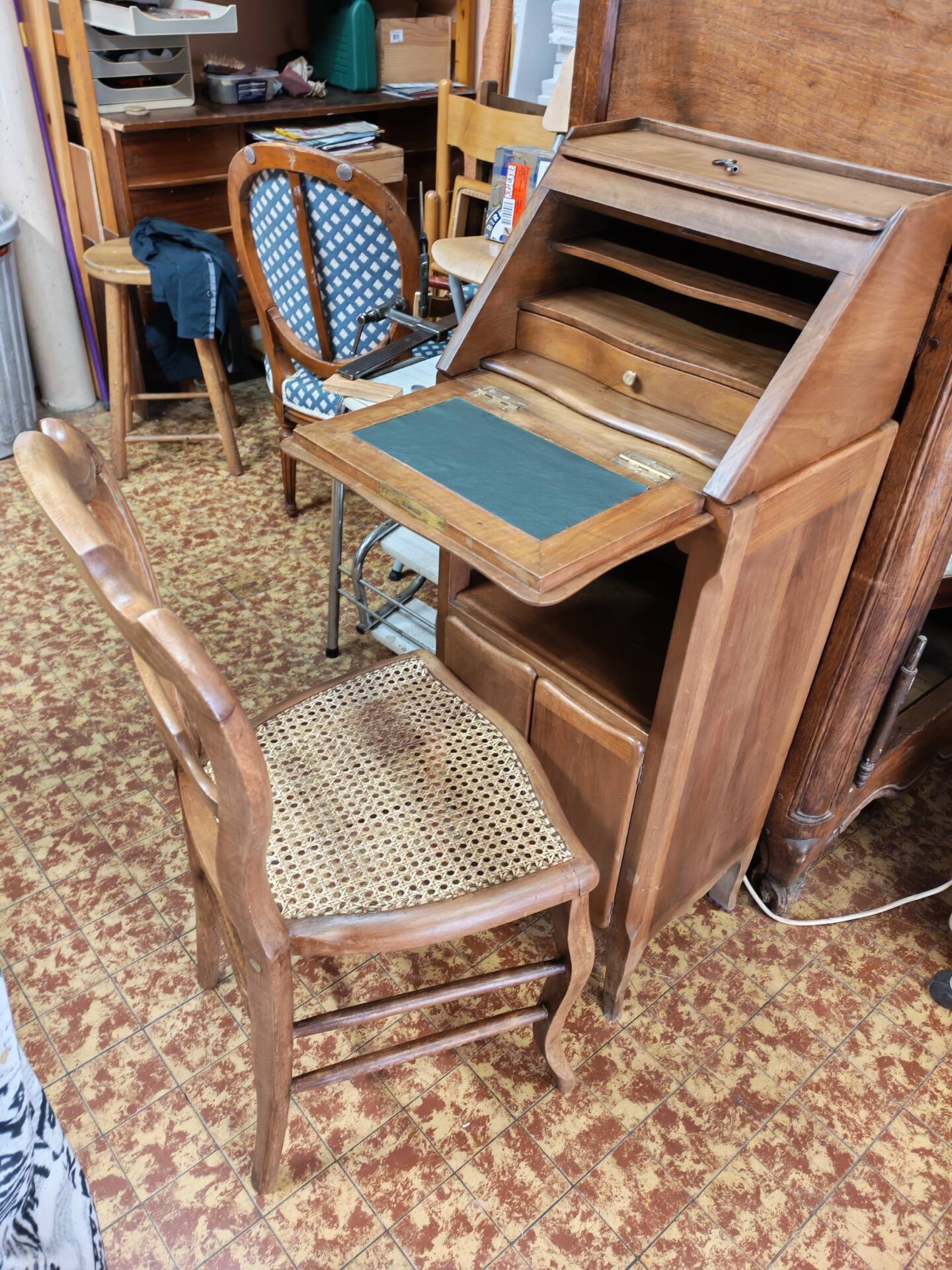 Set consisting of a small scriban desk and its antique chair.
