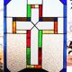 Vitrail décoratif Croix – Verre coloré fait main, 40 × 60 cm