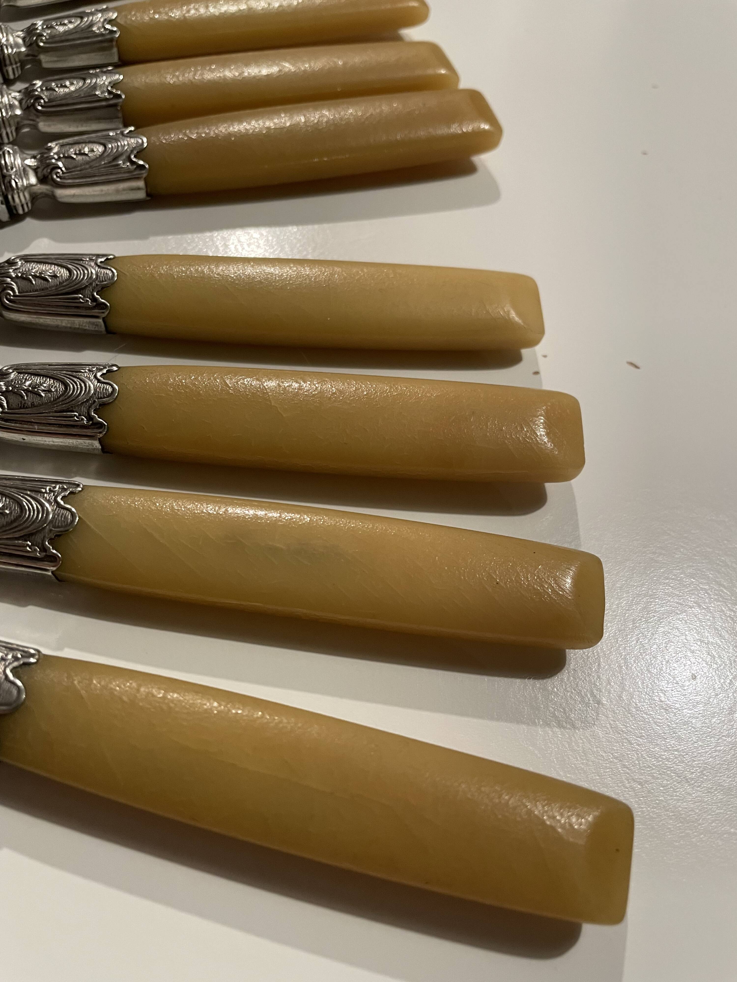 Bakelite handle knives from the 1950s
