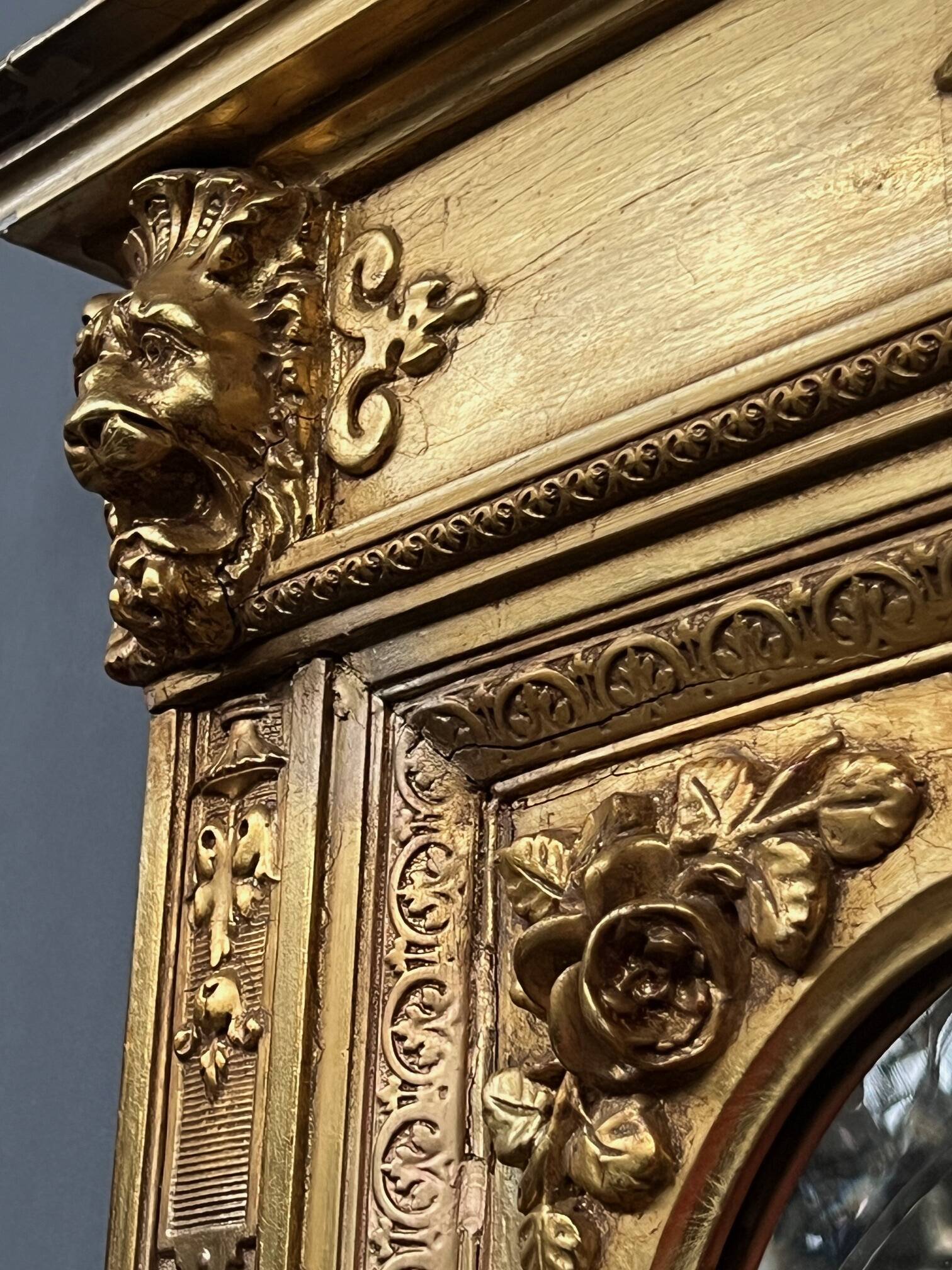 Grand miroir ancien luxueux dans un cadre doré de style Louis XVI.