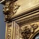 Grand miroir ancien luxueux dans un cadre doré de style Louis XVI.