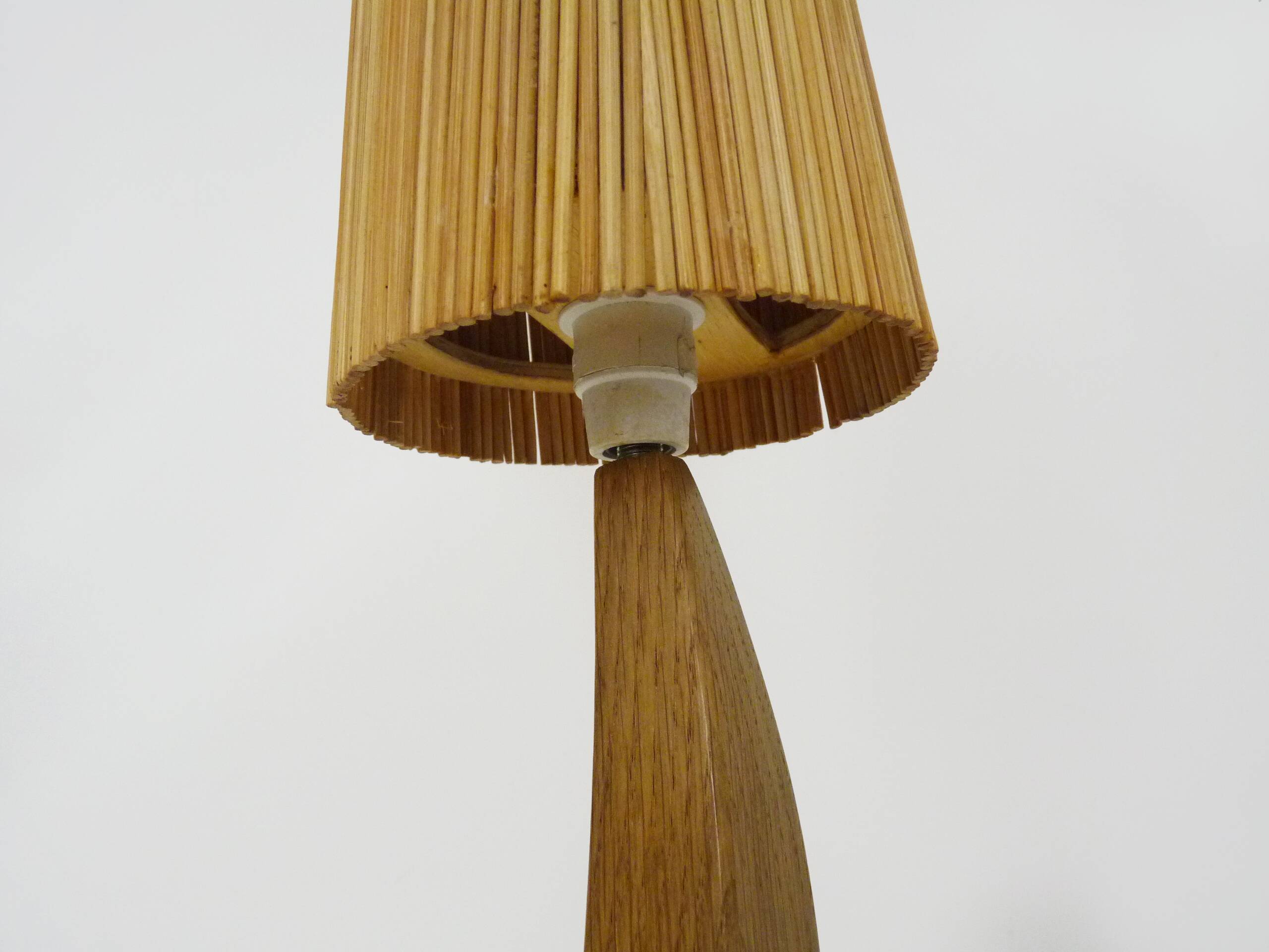 Sculptural lamp in carved oak wood, 70s 80s