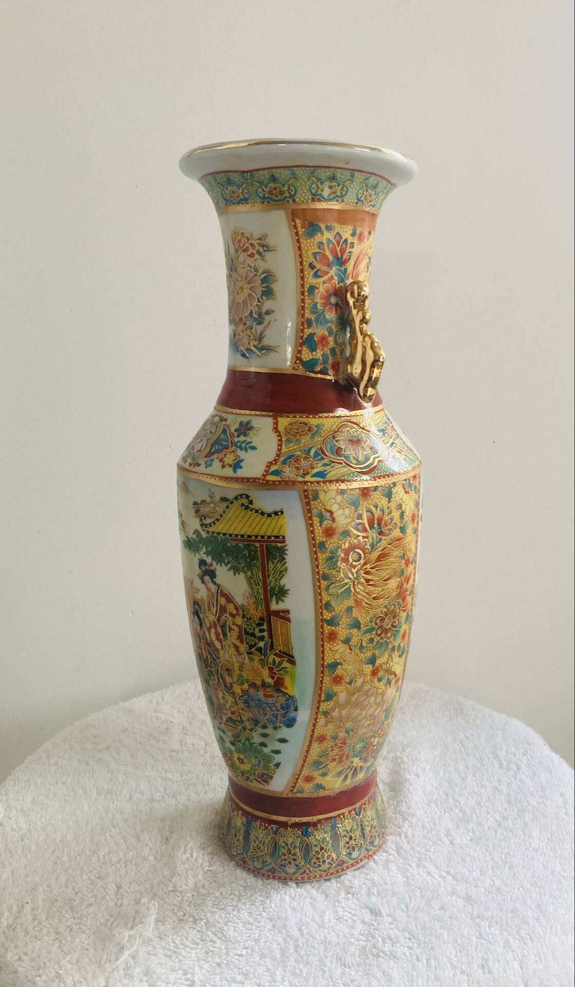 Antique Japanese Satsuma vase, 19th - early 20th century, decorated with geishas.
