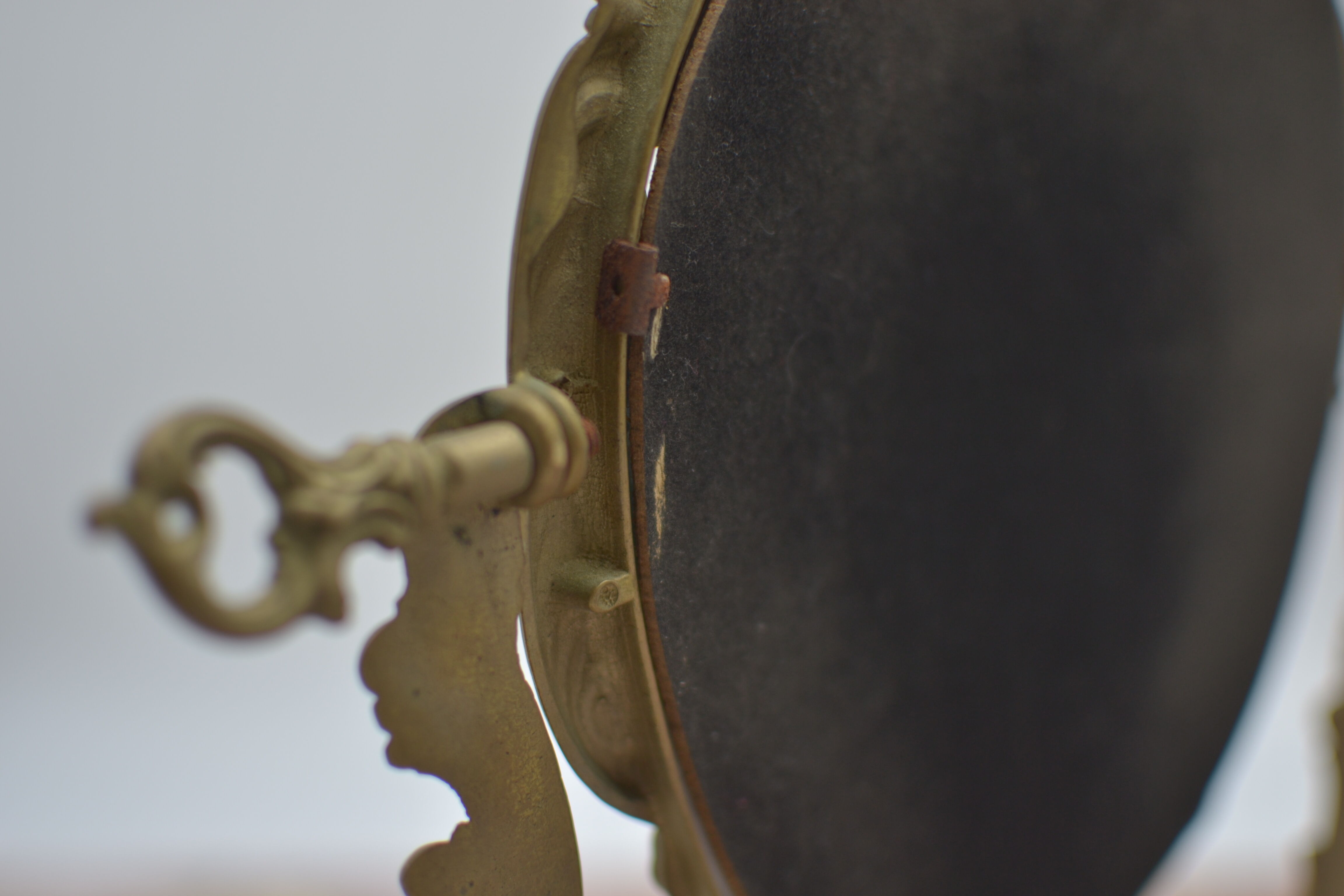Adjustable psyche mirror of 33 centimeters in gilded bronze with angel ornament