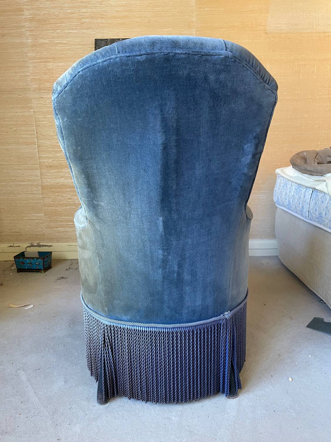 Fauteuil capitonné en velours bleu