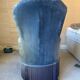 Fauteuil capitonné en velours bleu