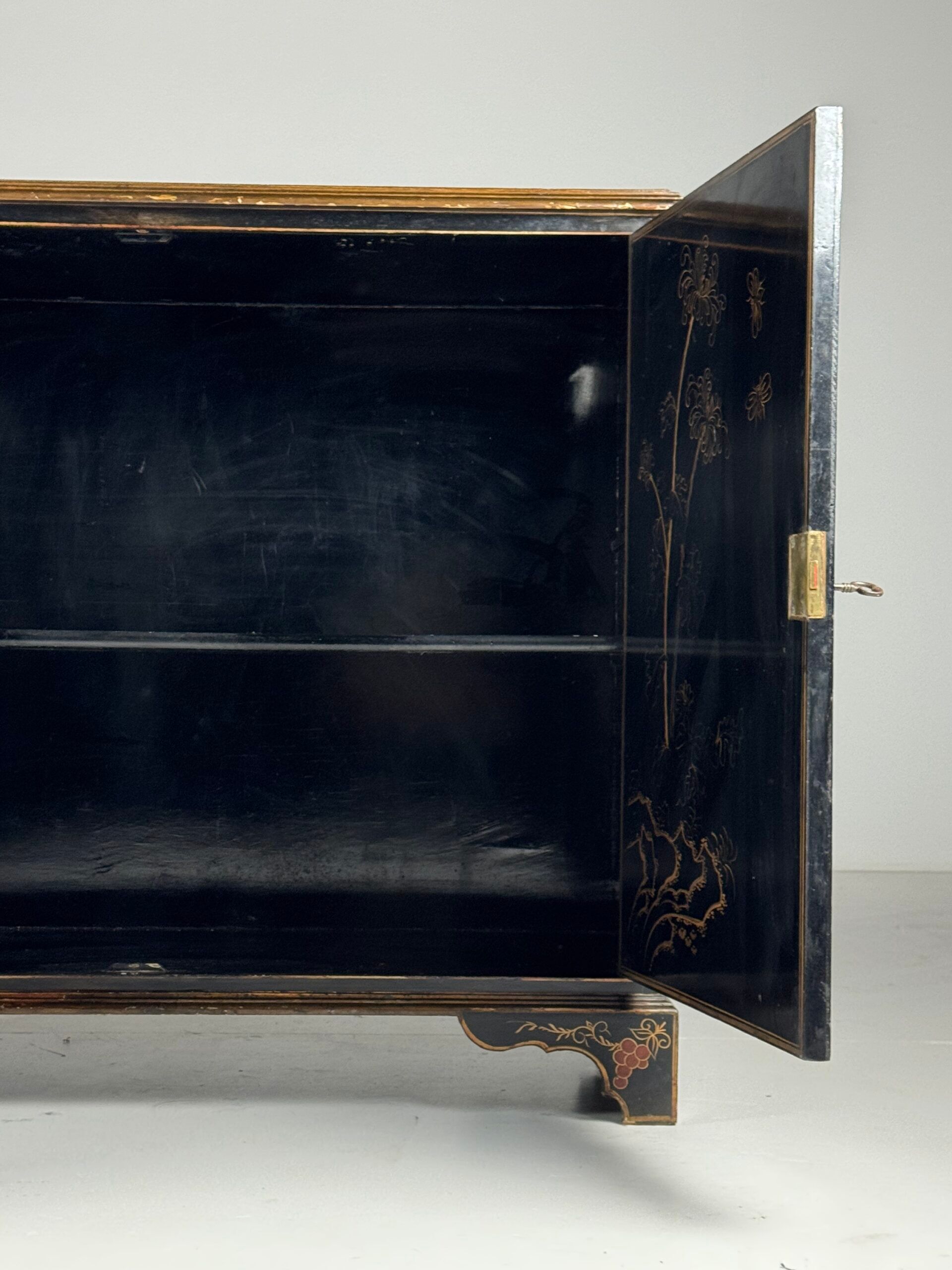 Cabinet laqué chinoiserie du 20e siècle anglais