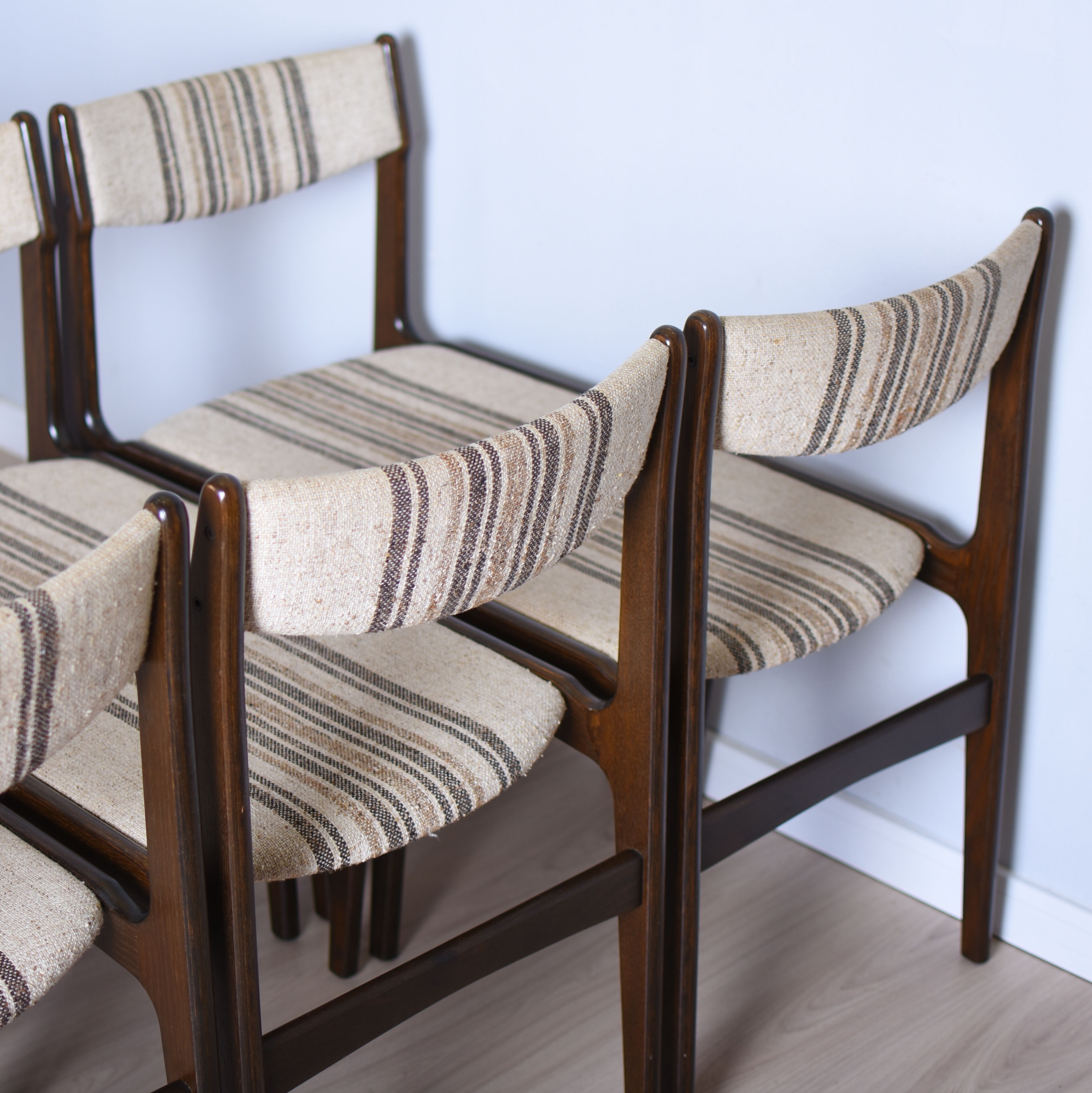 Komplet sześciu krzeseł proj. E Buch, Dania, 60s