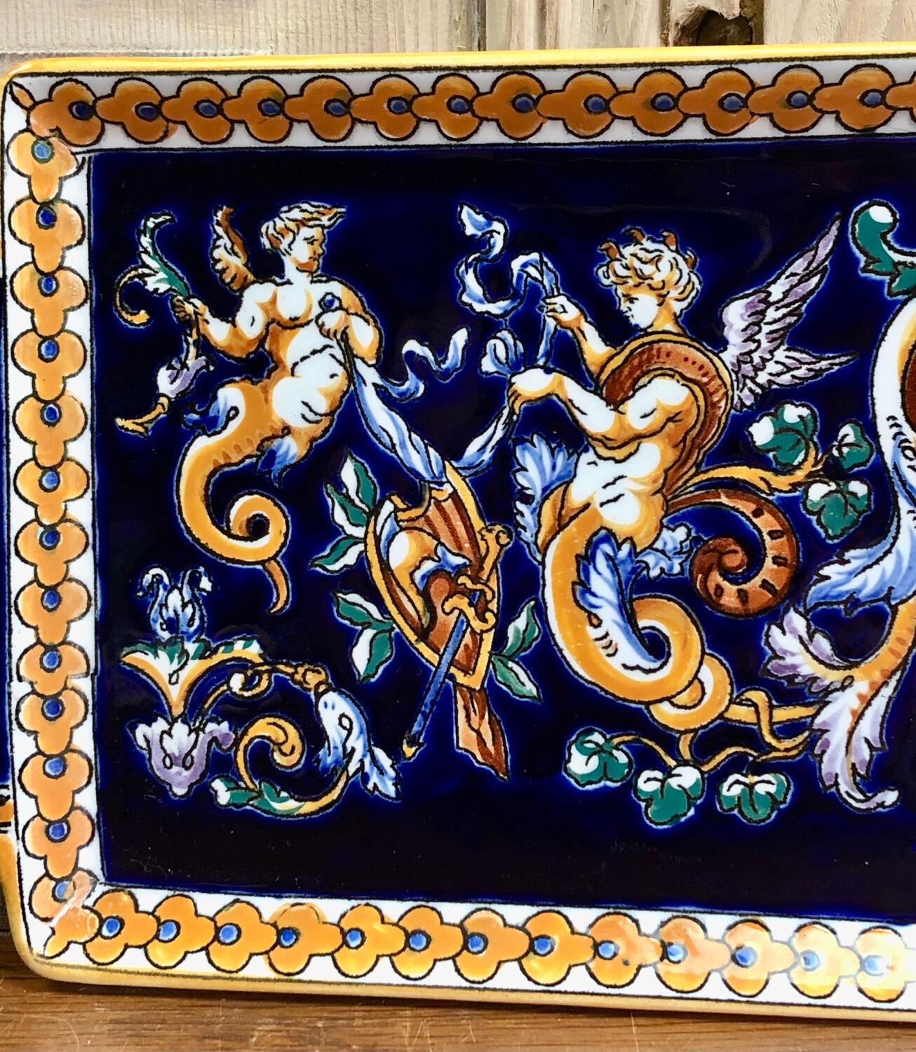 Cake dish cake Gien Renaissance blue background