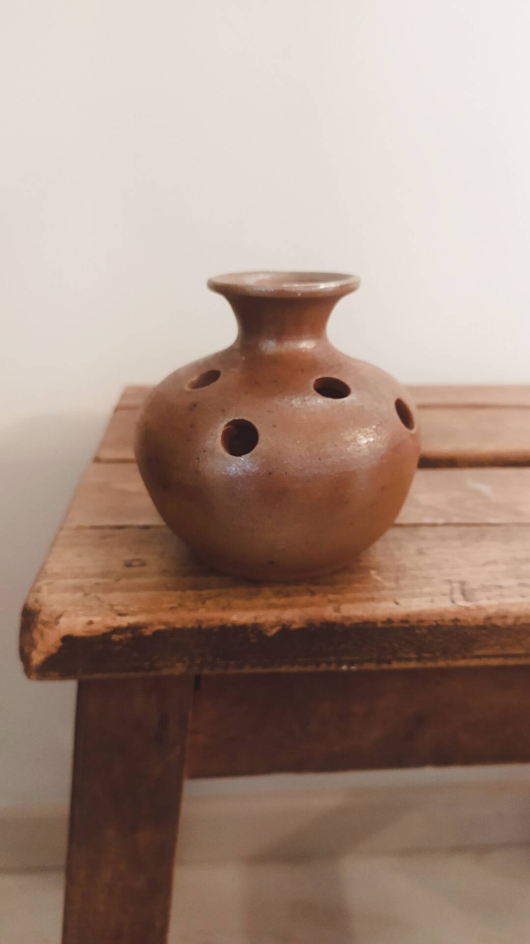 Vase pique fleurs en grès