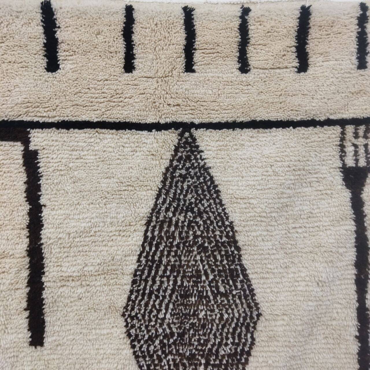 Azilal Berber rug in handmade wool 236 X 156 CM