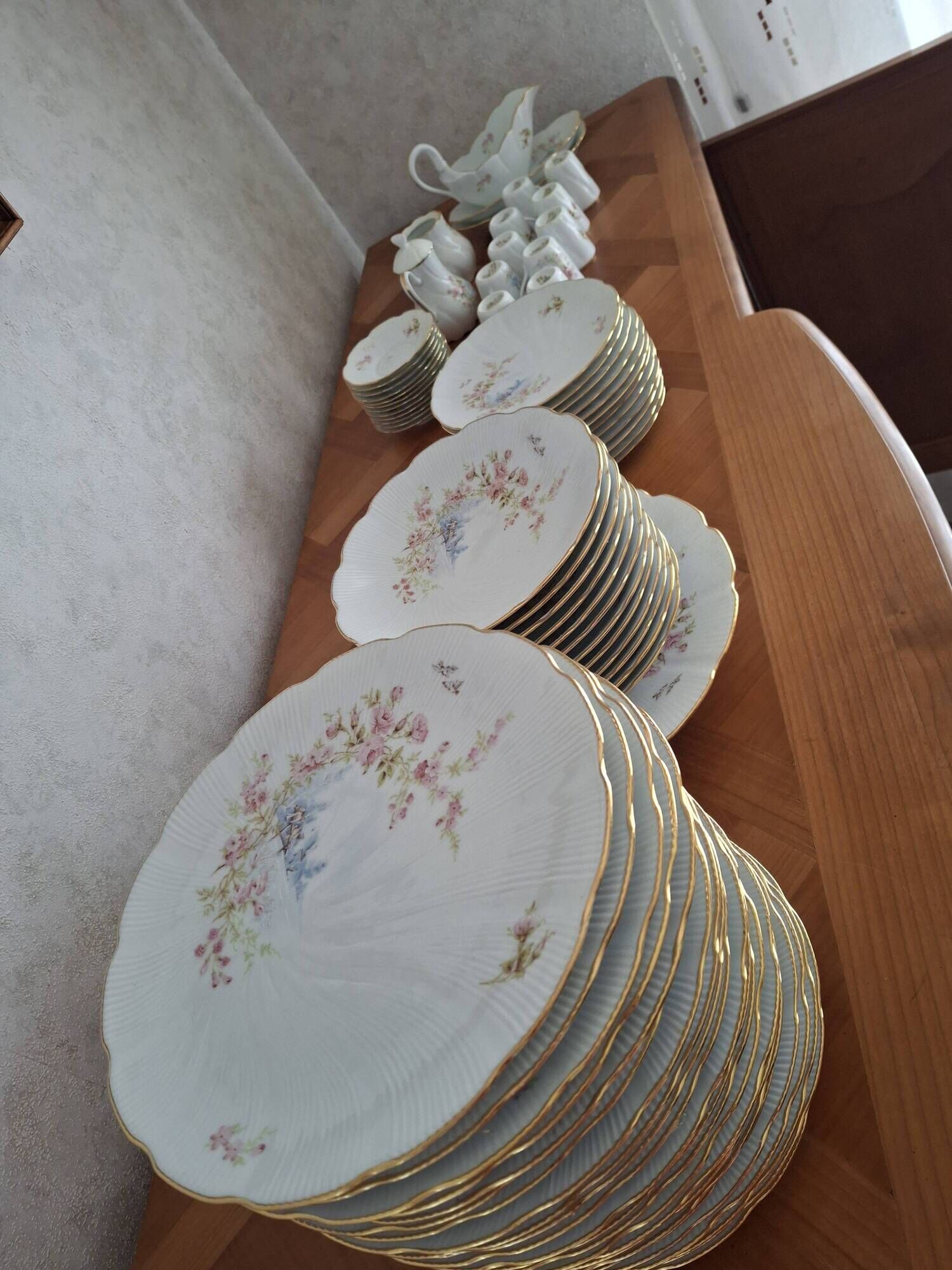 Complete porcelain dinner service