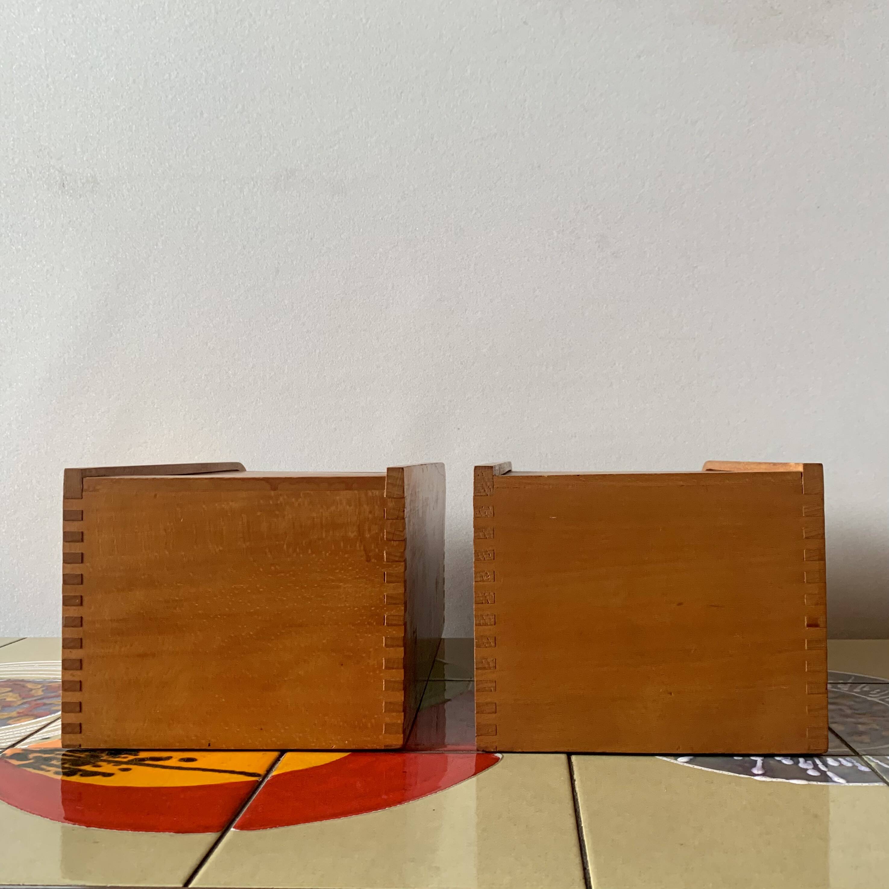 2 anciennes boîtes de classement en bois à volet