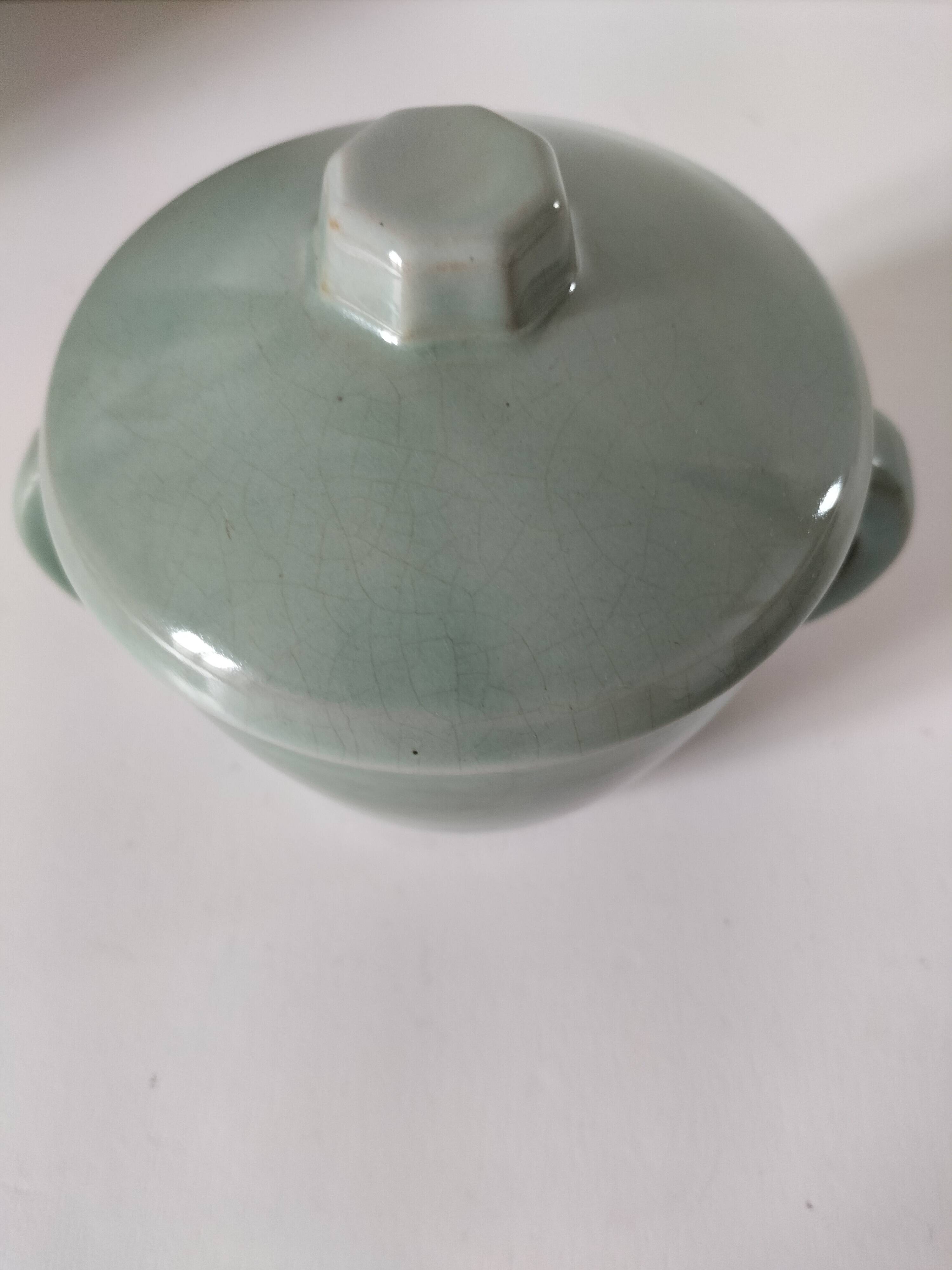 Covered sugar bowl in celadon ceramic – modernist lines