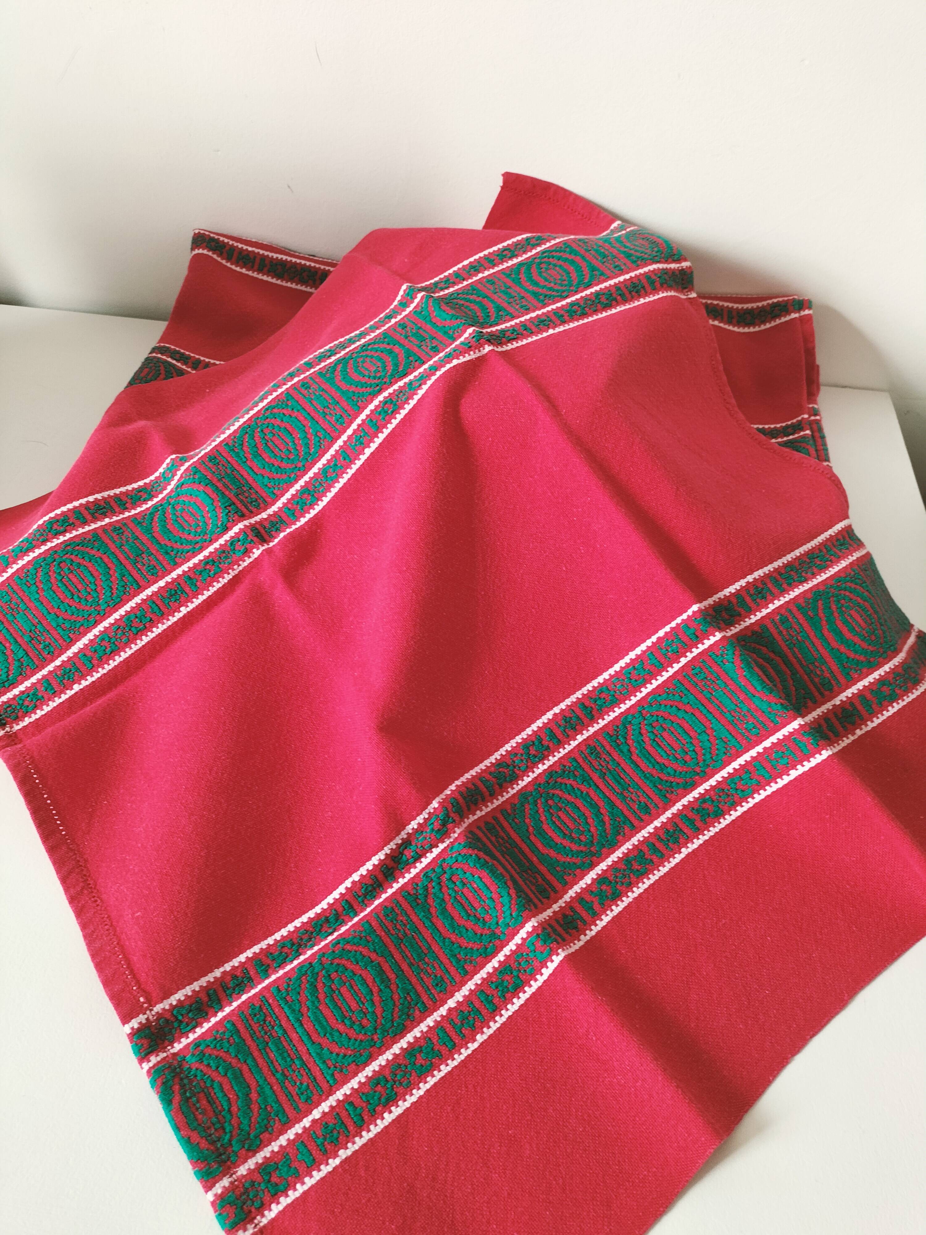 Red Basque tablecloth + 8 emerald green embroidered napkins