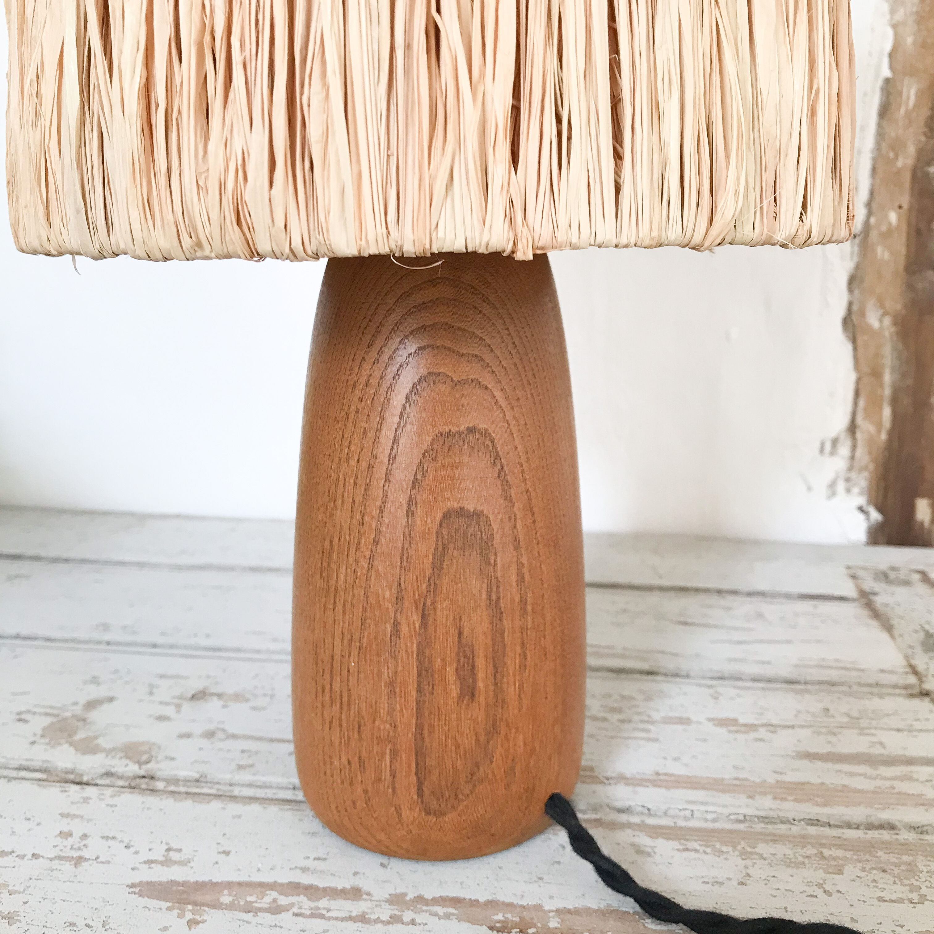 Table lamp in wood and raffia