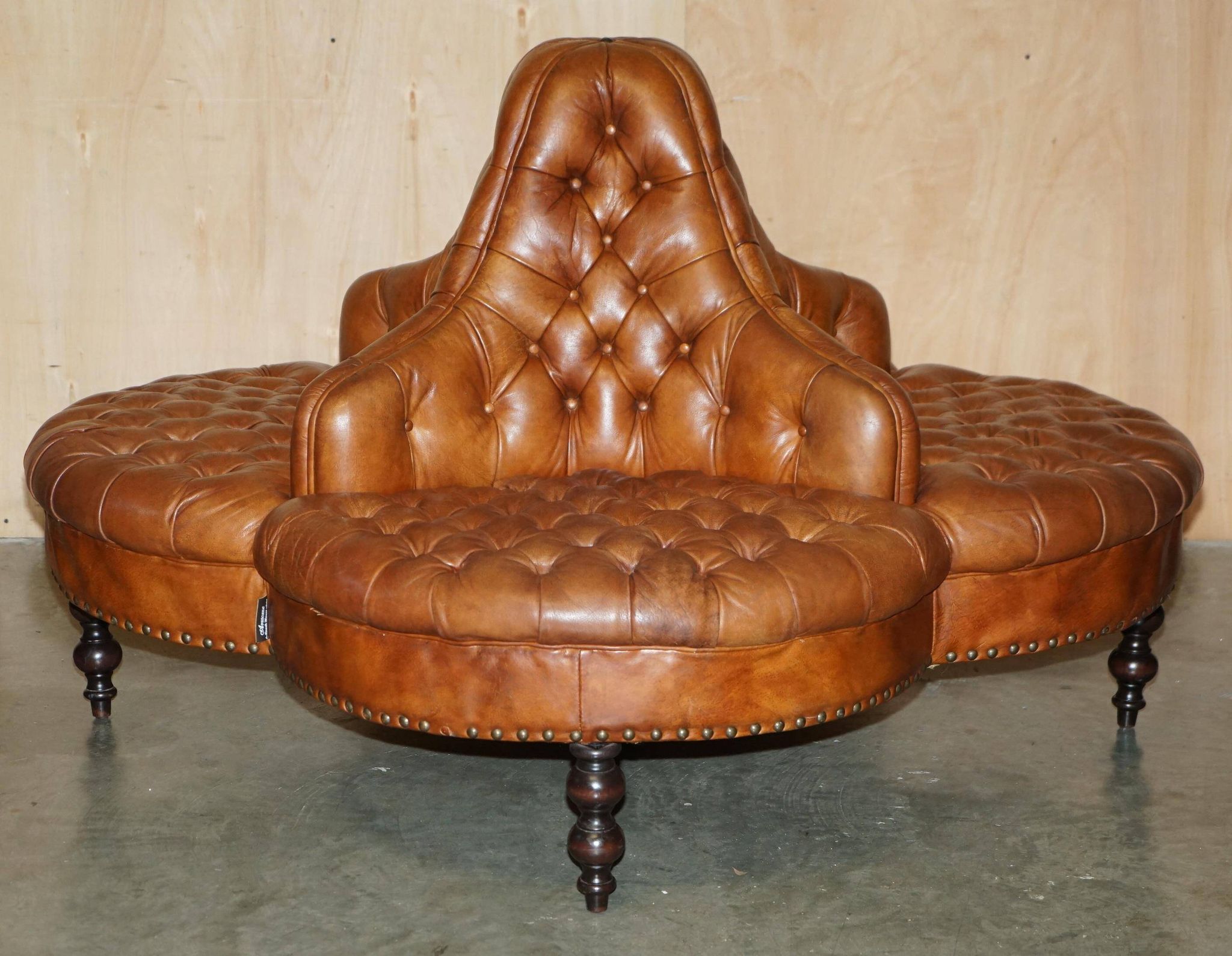 Heritage leather Chesterfield sofa, four-seater, Tête-à-Tête model.