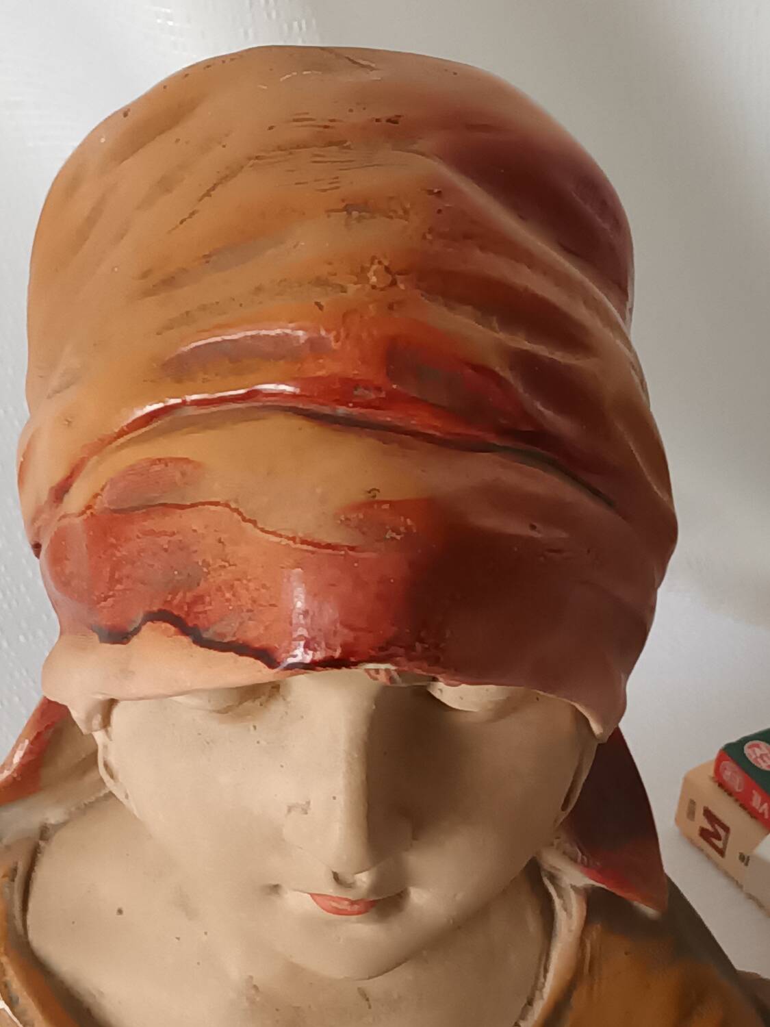 Buste jeune femme en plâtre XXème