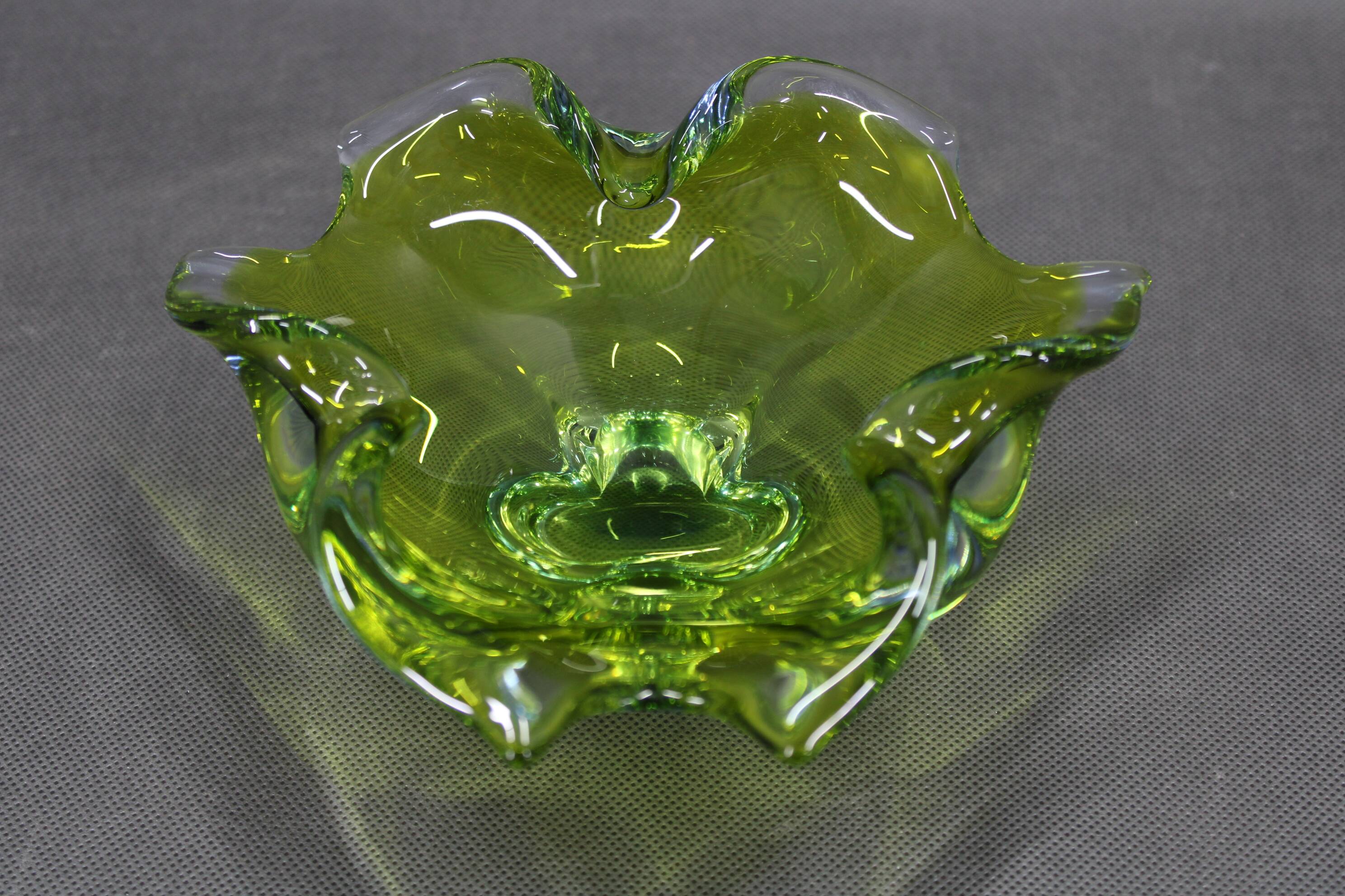 Bol en verre vert du milieu du siècle par Josef Michal Hospodka, années 1970.