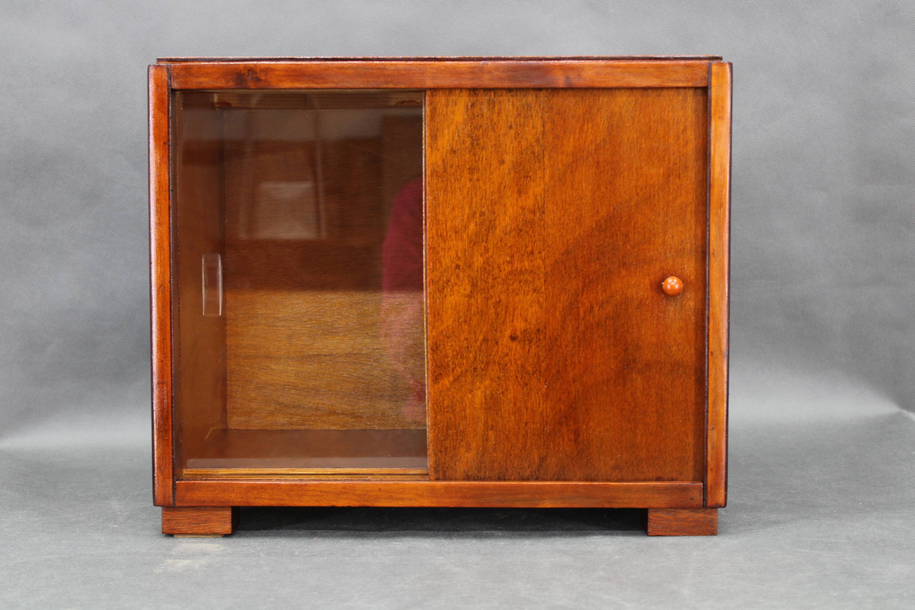 Vitrine Art Déco à portes coulissantes, Tchécoslovaquie, années 1940