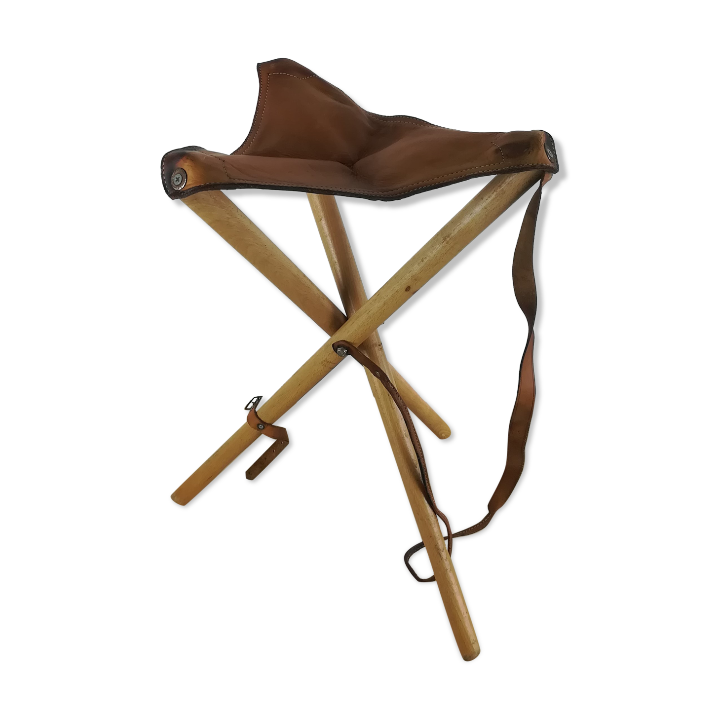 Foldable tripod stool in leather and wood