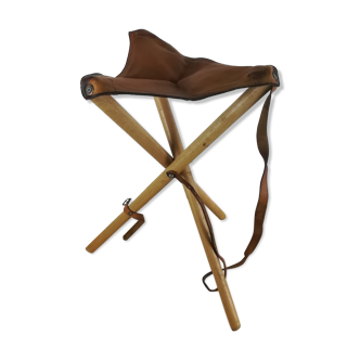 Foldable tripod stool in leather and wood