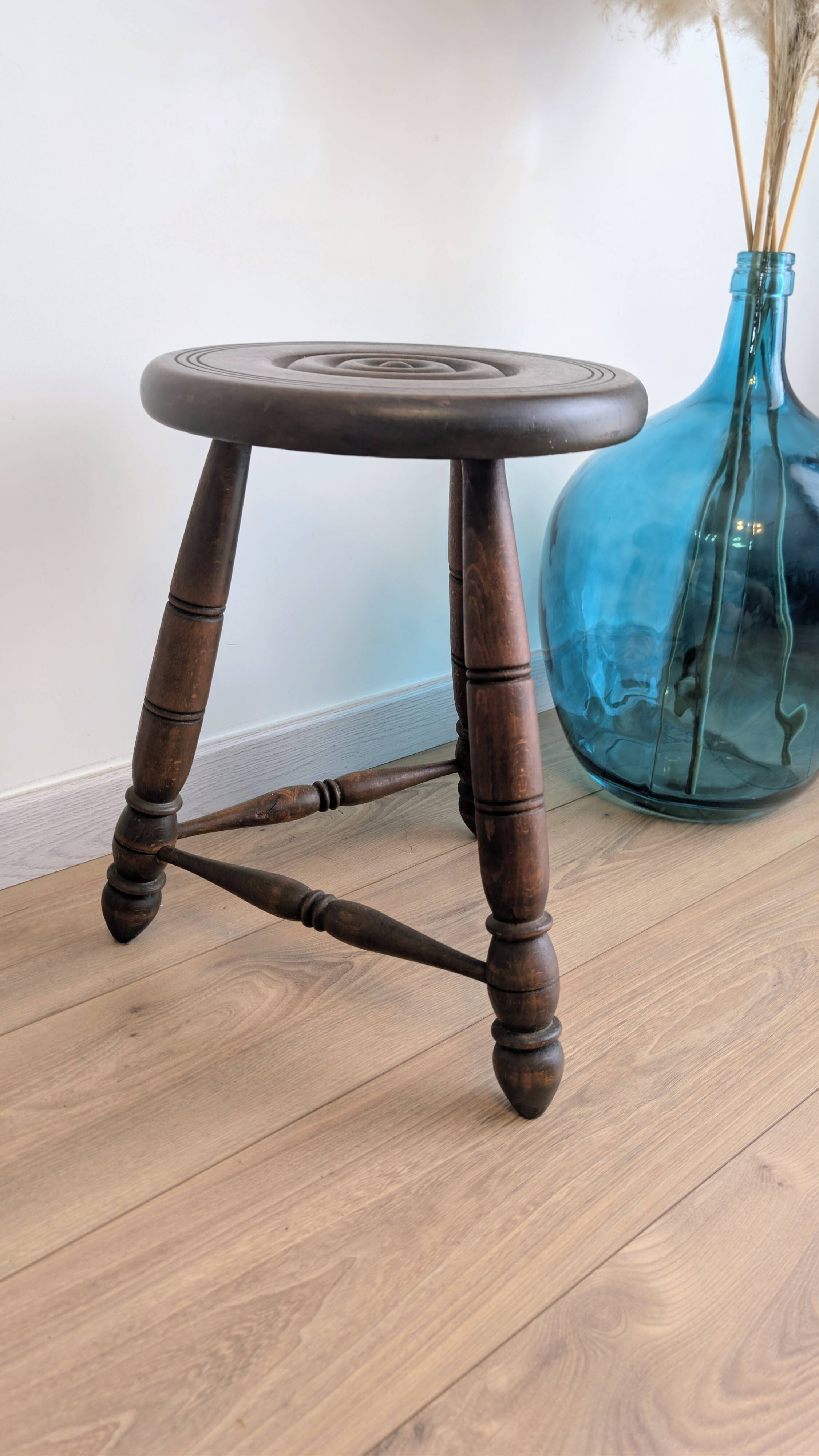 Tripod stool in turned wood, attributed to Charles Dudouyt, 20th century.