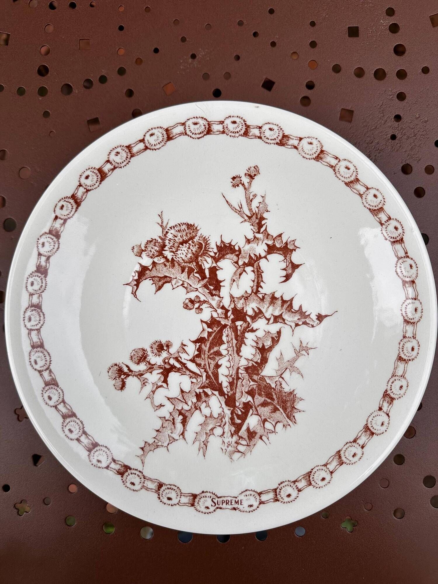 Gien earthenware plates with thistle decoration, set of 6.