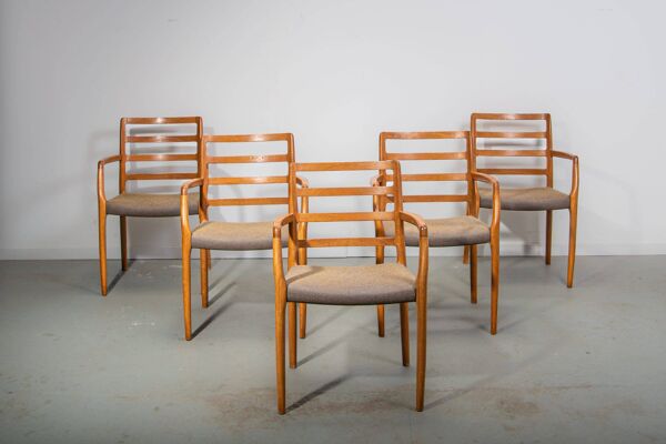 Fauteuils JL Moller modèle 68 en chêne avec tissu d'origine. Fabriqués au Danemark vers 1990.