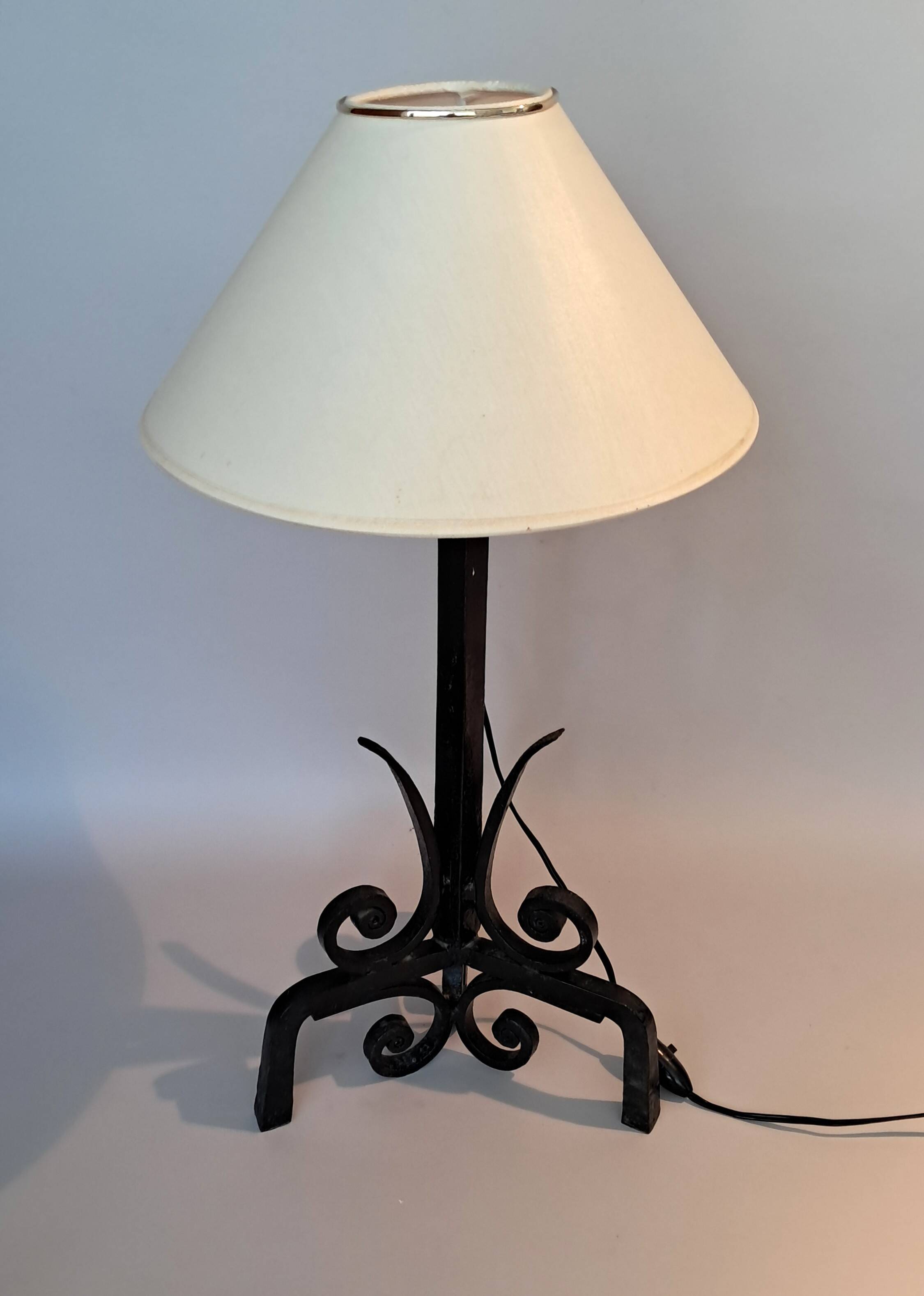 Brutalist tripod wrought iron lamp base 1950/1960.