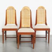 Ensemble de quatre chaises de salle à manger en rotin au design Art Déco avec dossier haut.