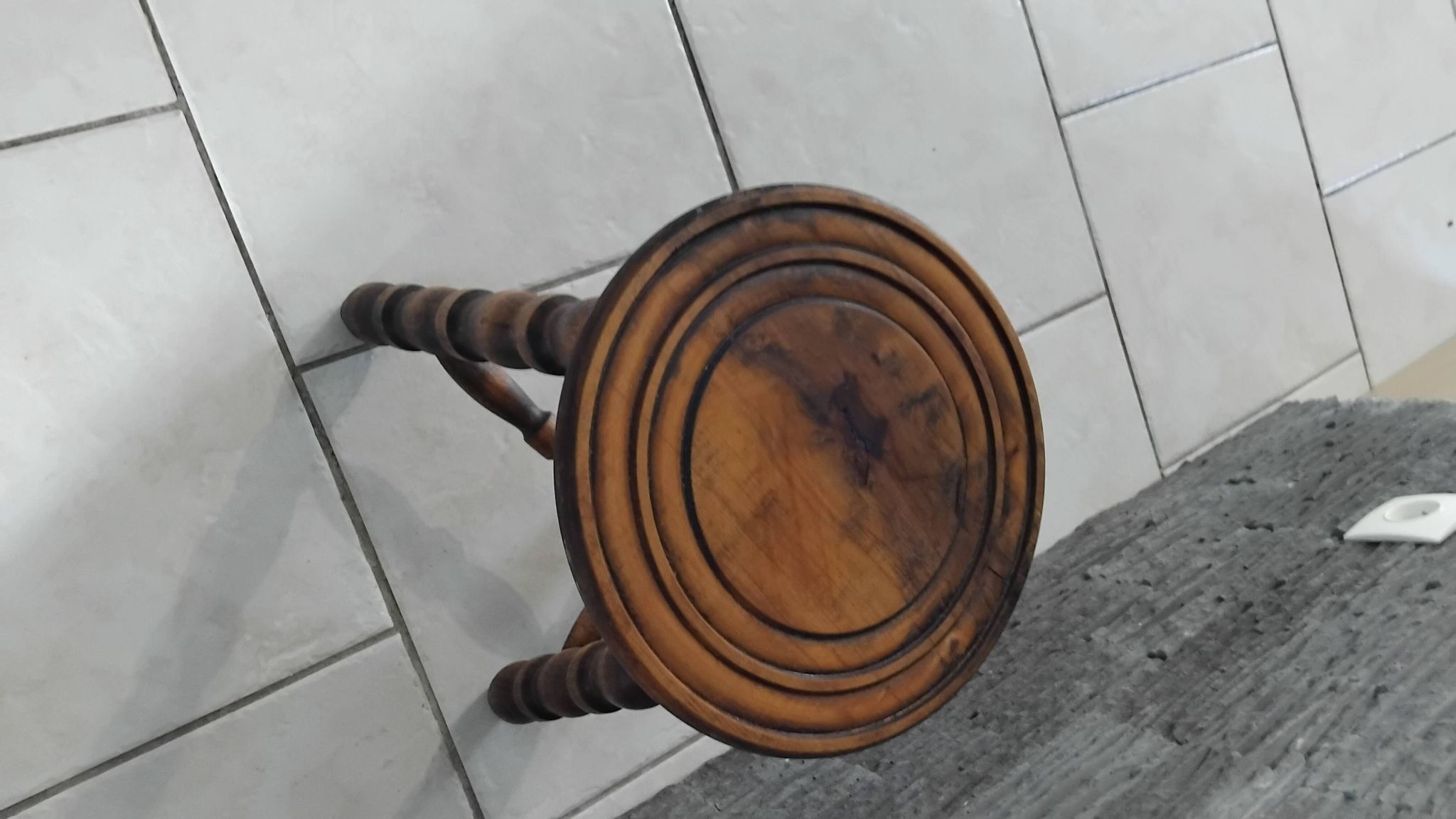 Ancien petit tabouret tripode bois massif vintage ferme