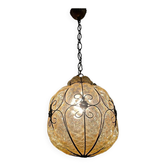 Lampe à suspension en verre de murano forgé années 1950