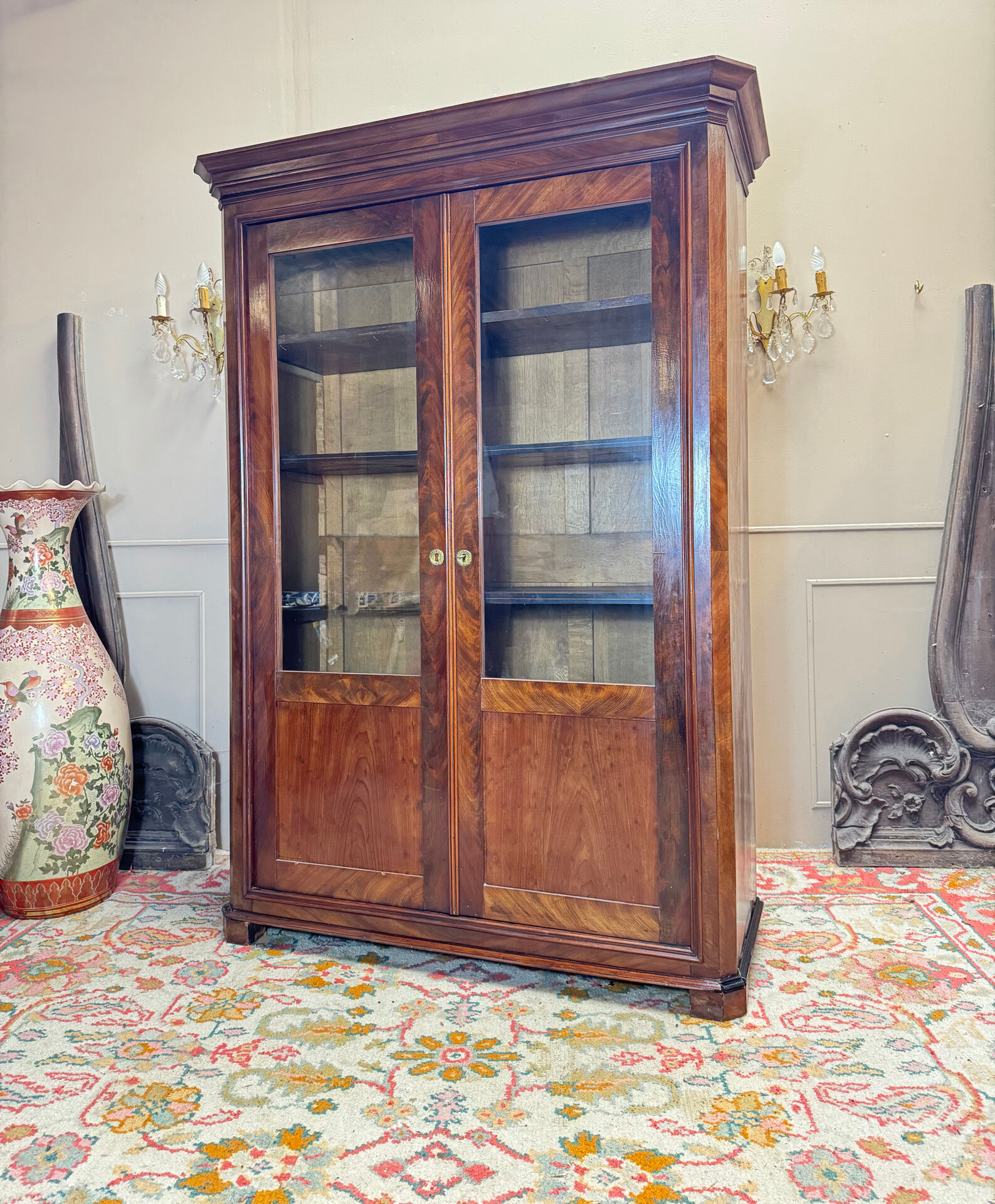 Bibliothèque en acajou flammé d’époque restauration xix eme siècle