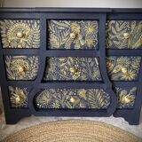 Commode atypique bleue, motifs dorés peints à la main