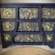 Commode atypique bleue, motifs dorés peints à la main
