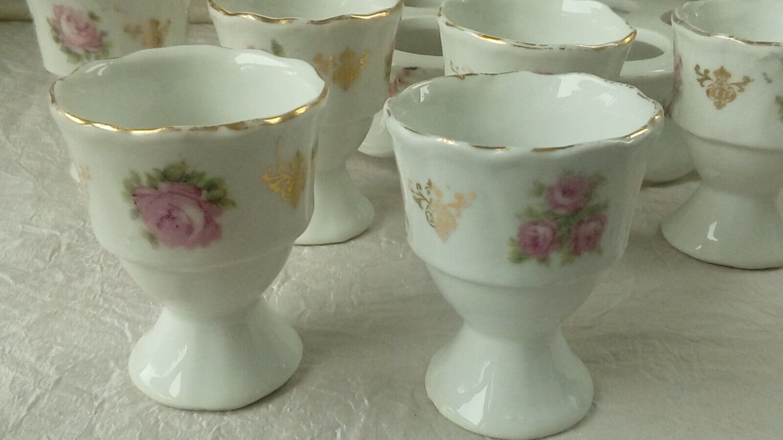 Porcelain shell service decorated garland of flowers