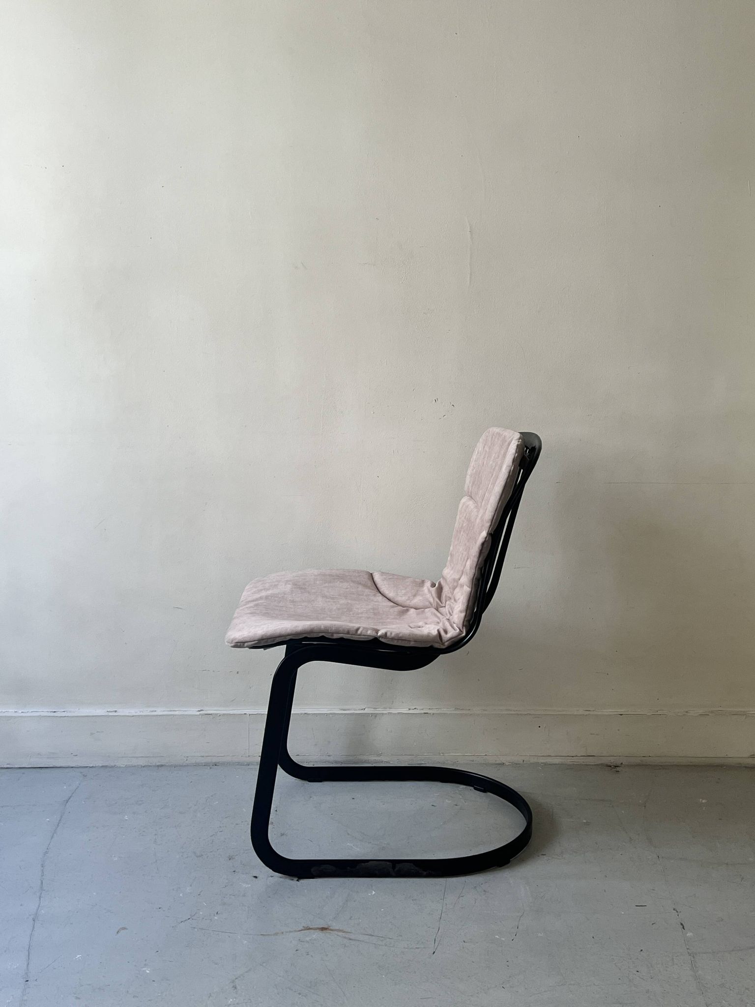 Cidue chair in black metal and short velvet, designed by Willy Rizzo in 1970.