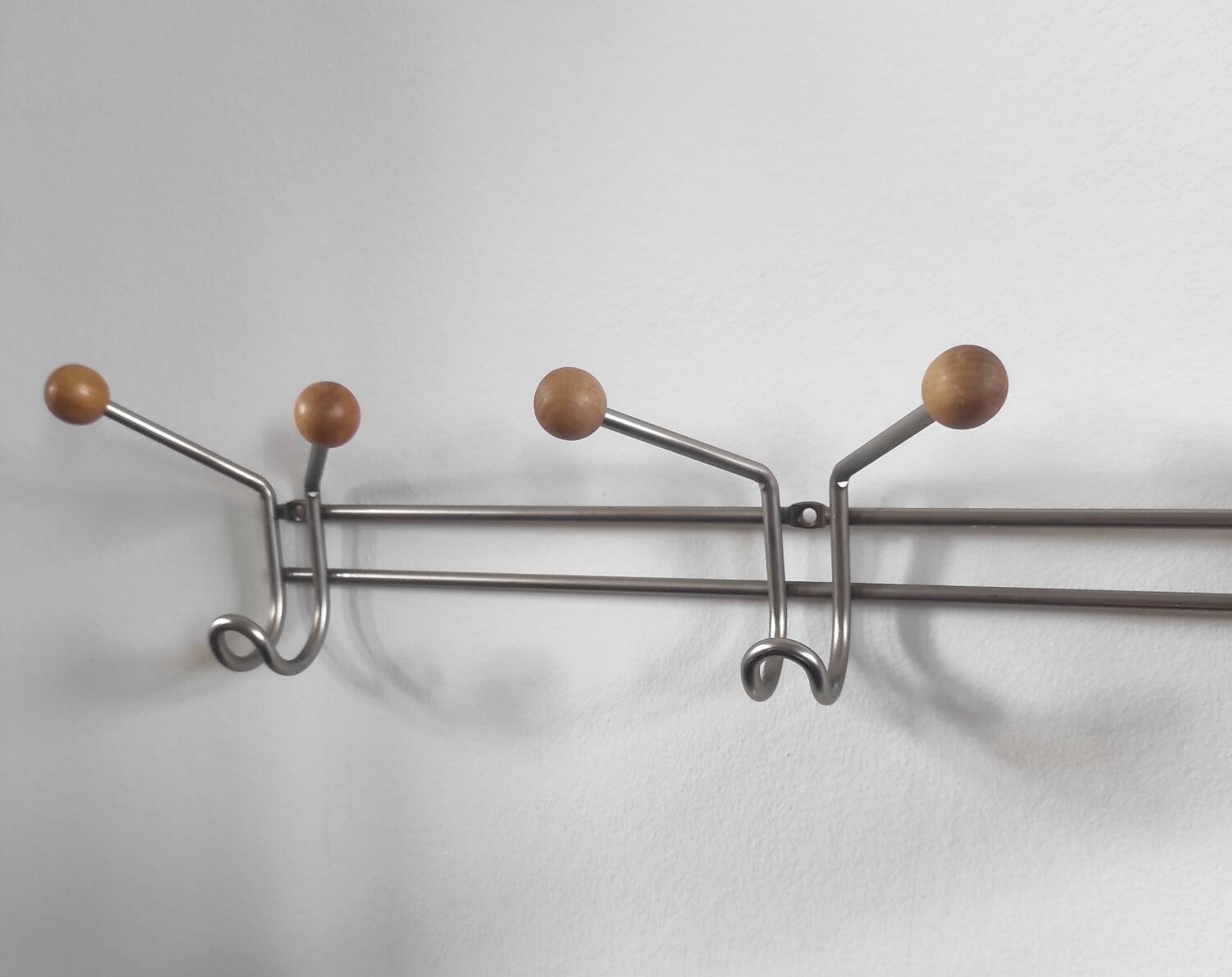 Vintage wall coat rack in brushed metal with wooden balls – Year design