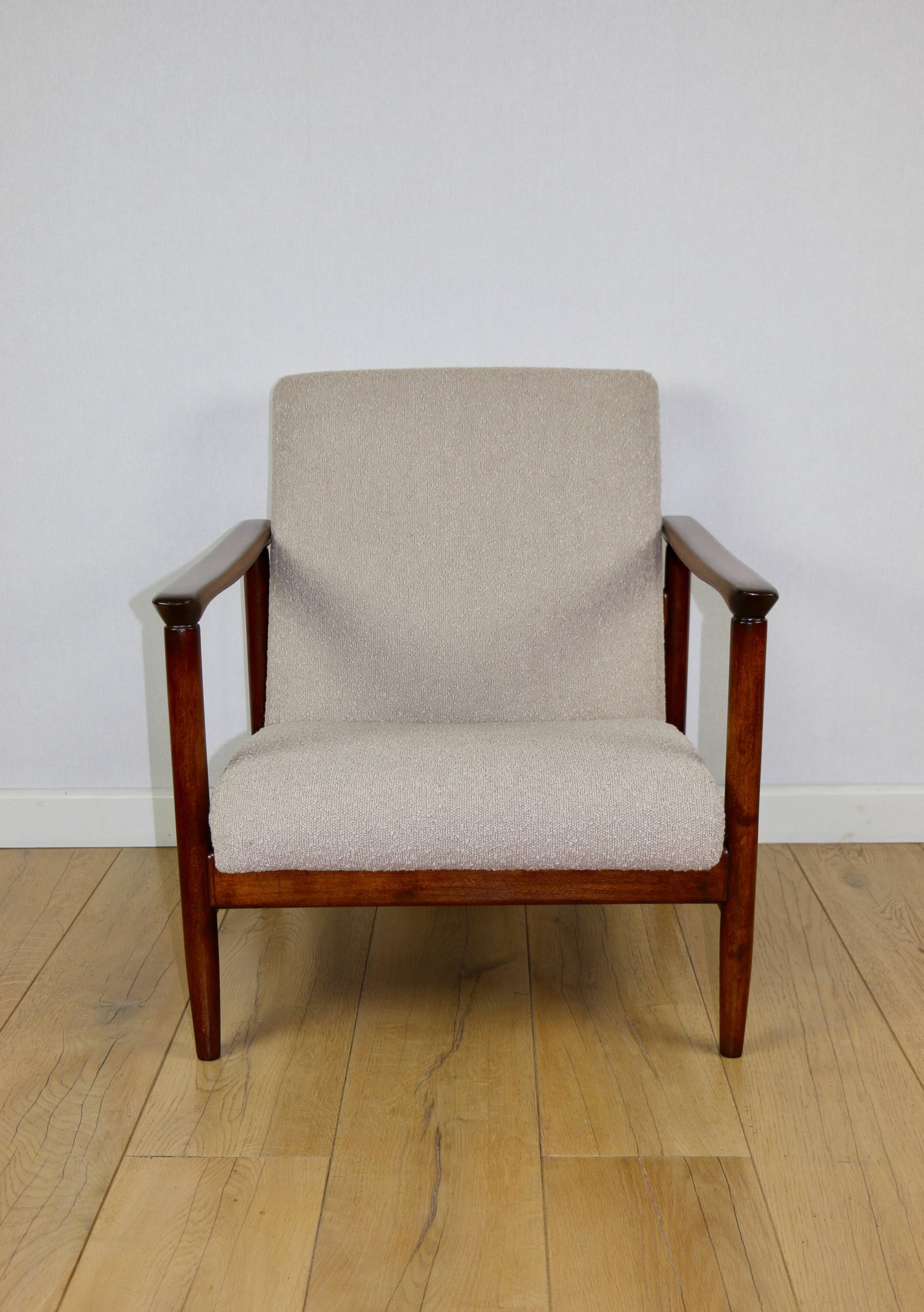 Fauteuil GFM-142, design d'Edmund Homa des années 70, en bouclé beige, bois foncé.