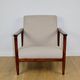 Fauteuil GFM-142, design d'Edmund Homa des années 70, en bouclé beige, bois foncé.