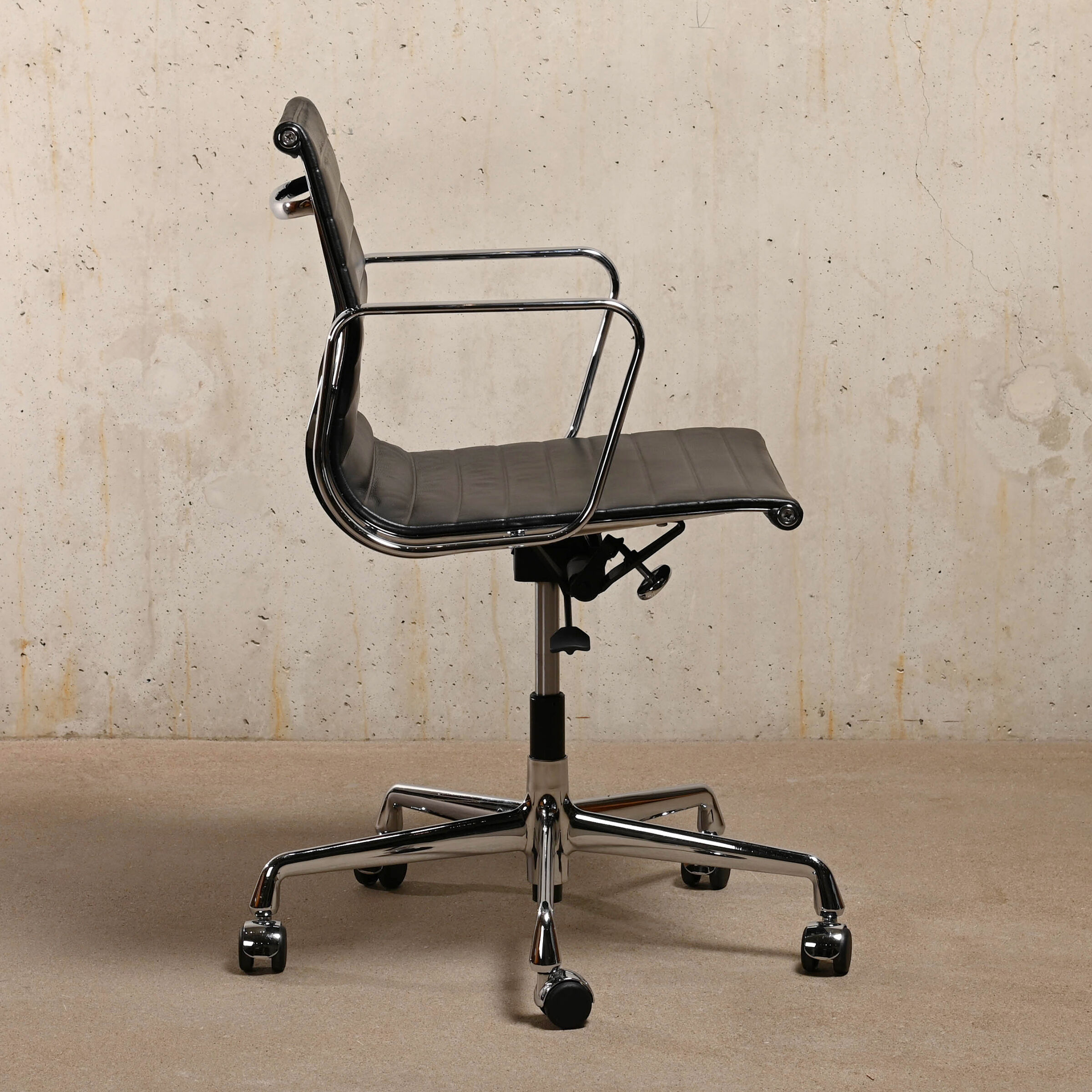 Charles & Ray Eames EA117 Office Chair in Black Leather and Chrome, Vitra