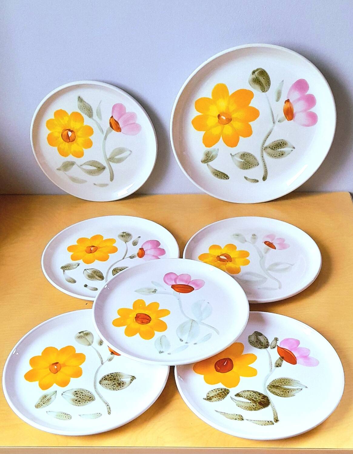 Assiettes à dessert fleuries ,Sarreguemines 1960.