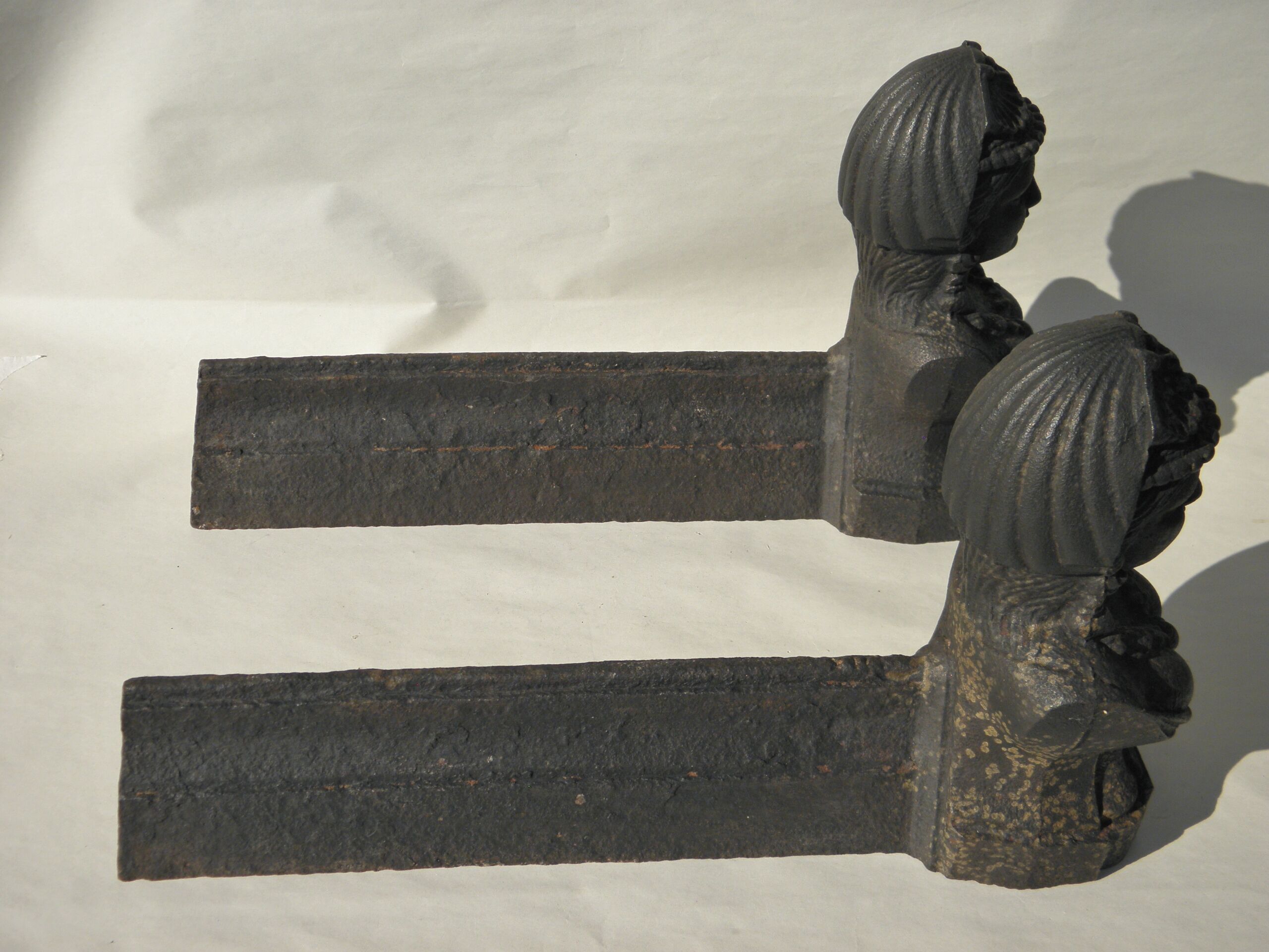 Paire de chenets en fonte