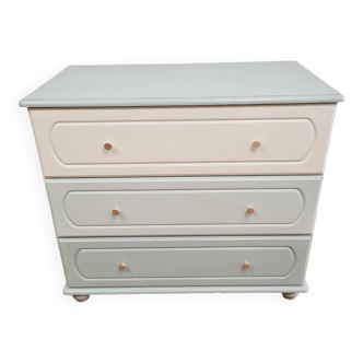Wooden chest of drawers
