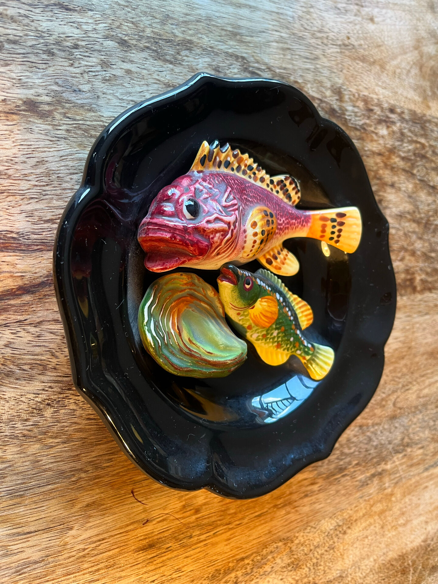Assiette trompe l’oeil en barbotine