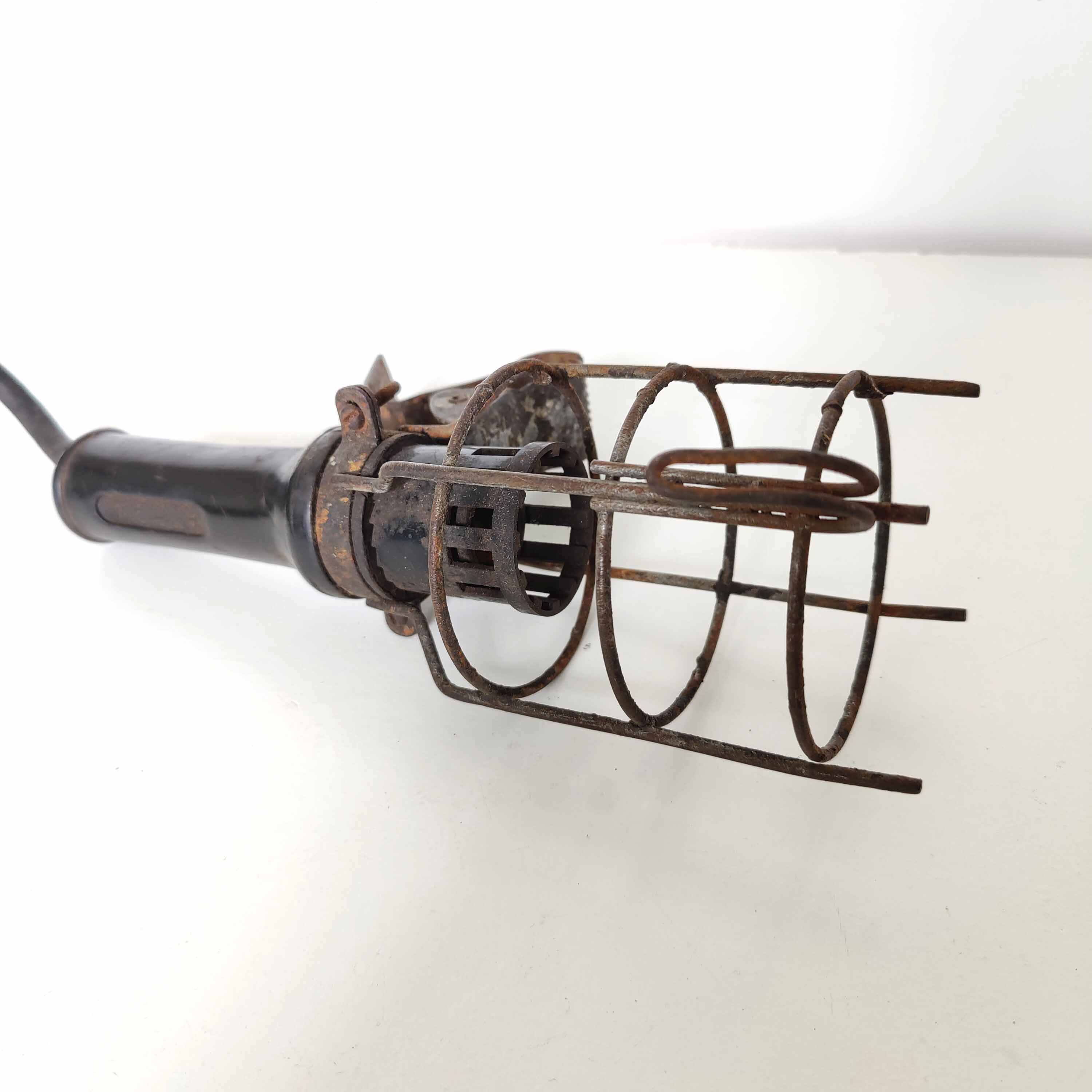 Lampe baladeuse noire d’atelier industrielle Atrow
