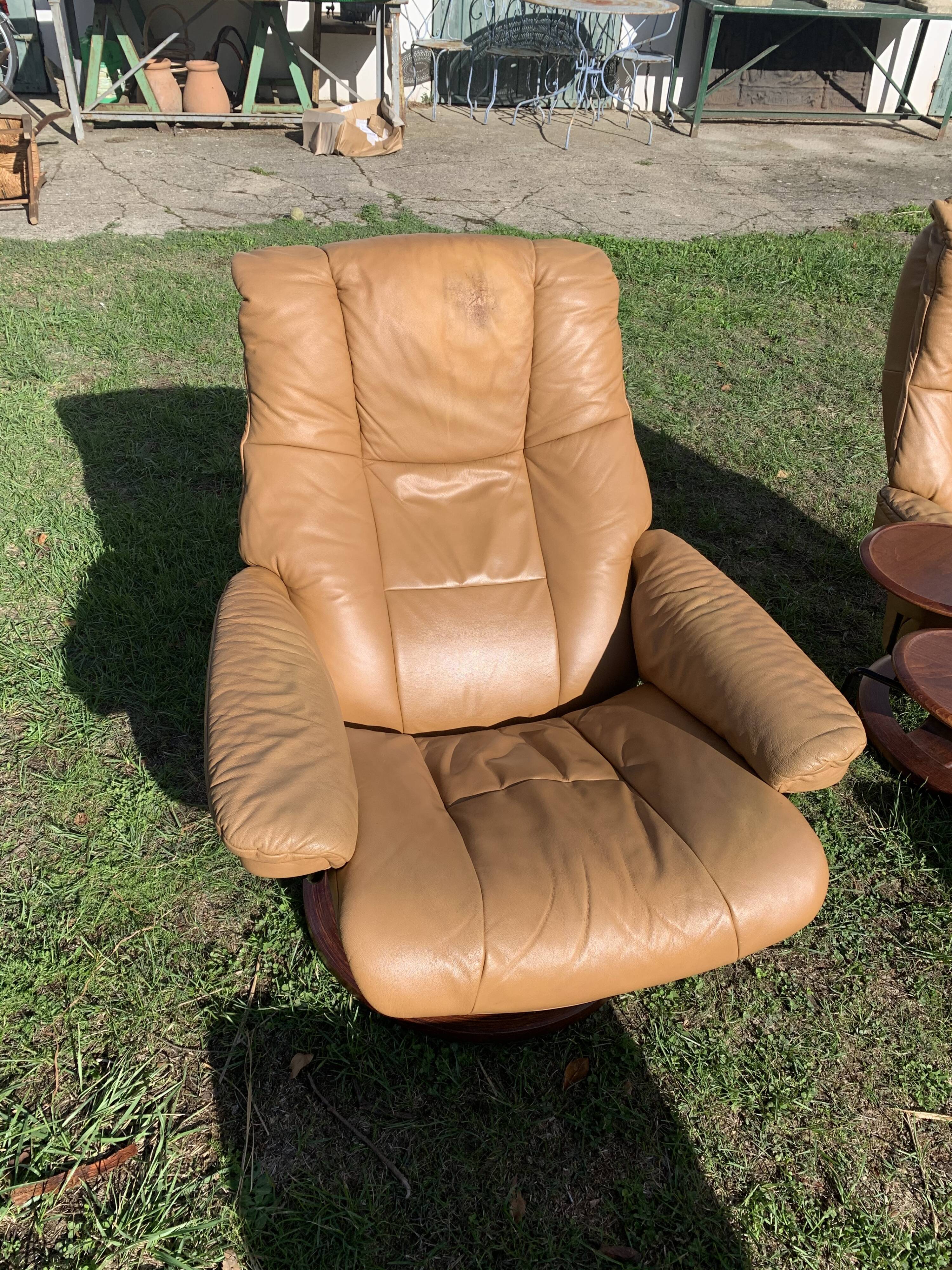 Paire de fauteuils et ottoman cuir marron stressless erkones