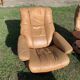 Paire de fauteuils et ottoman cuir marron stressless erkones