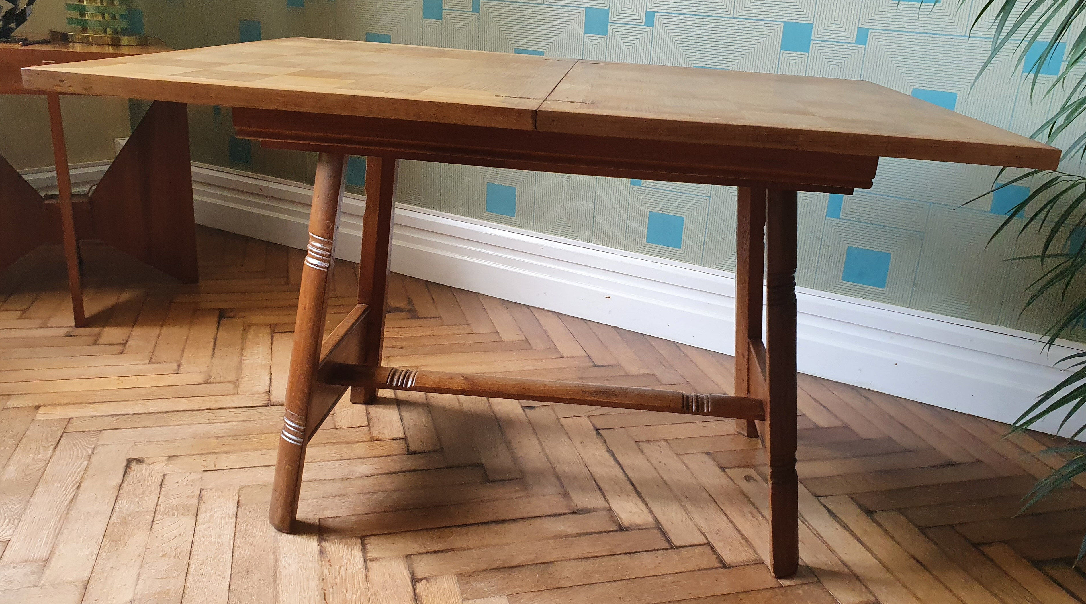 Extendable table Scandinavian design.